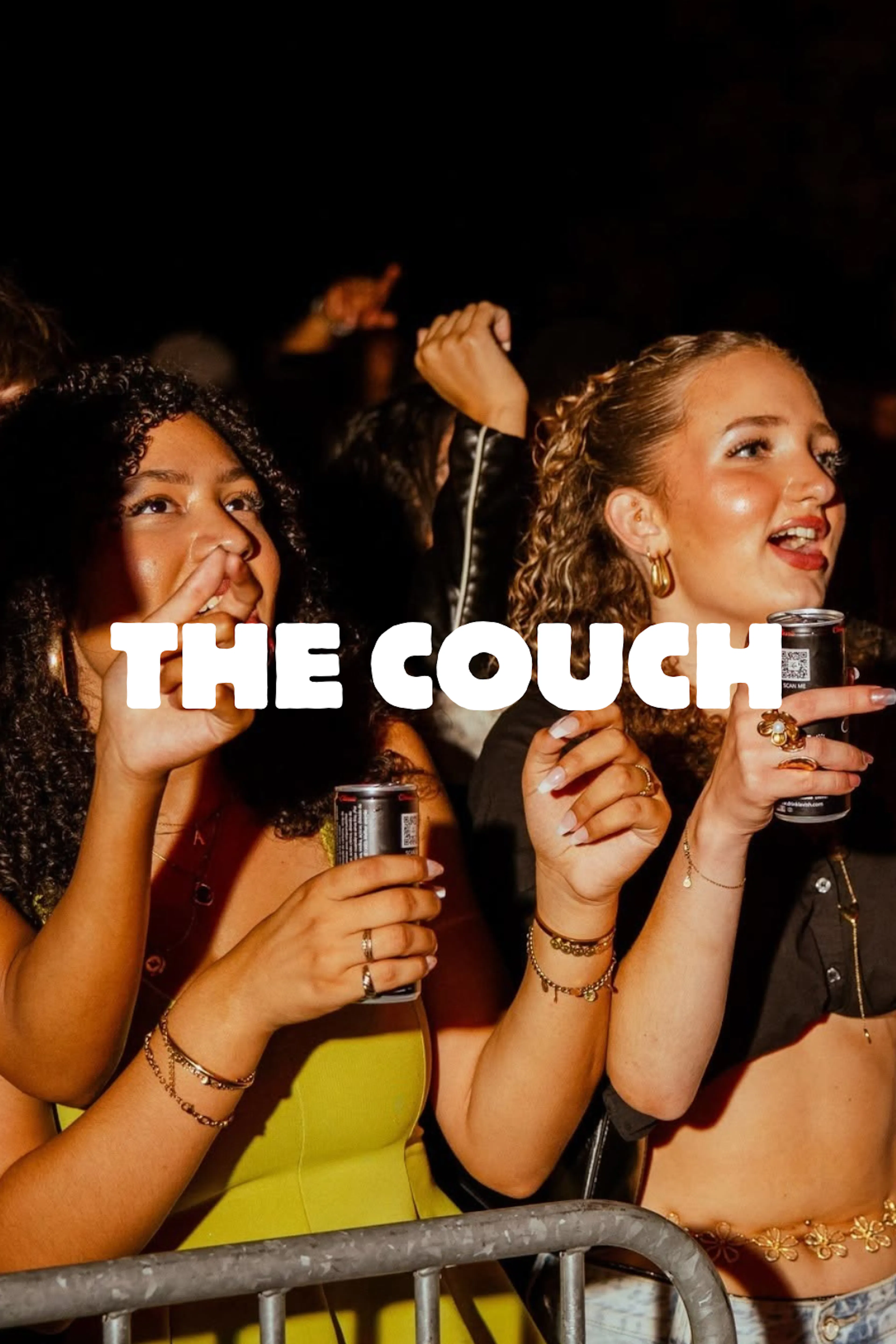 Dansende mensen met tekst overlay 'The Couch'