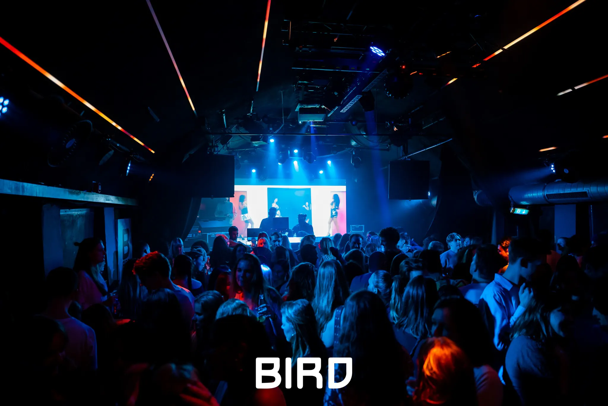 Club BIRD vol dansende mensen