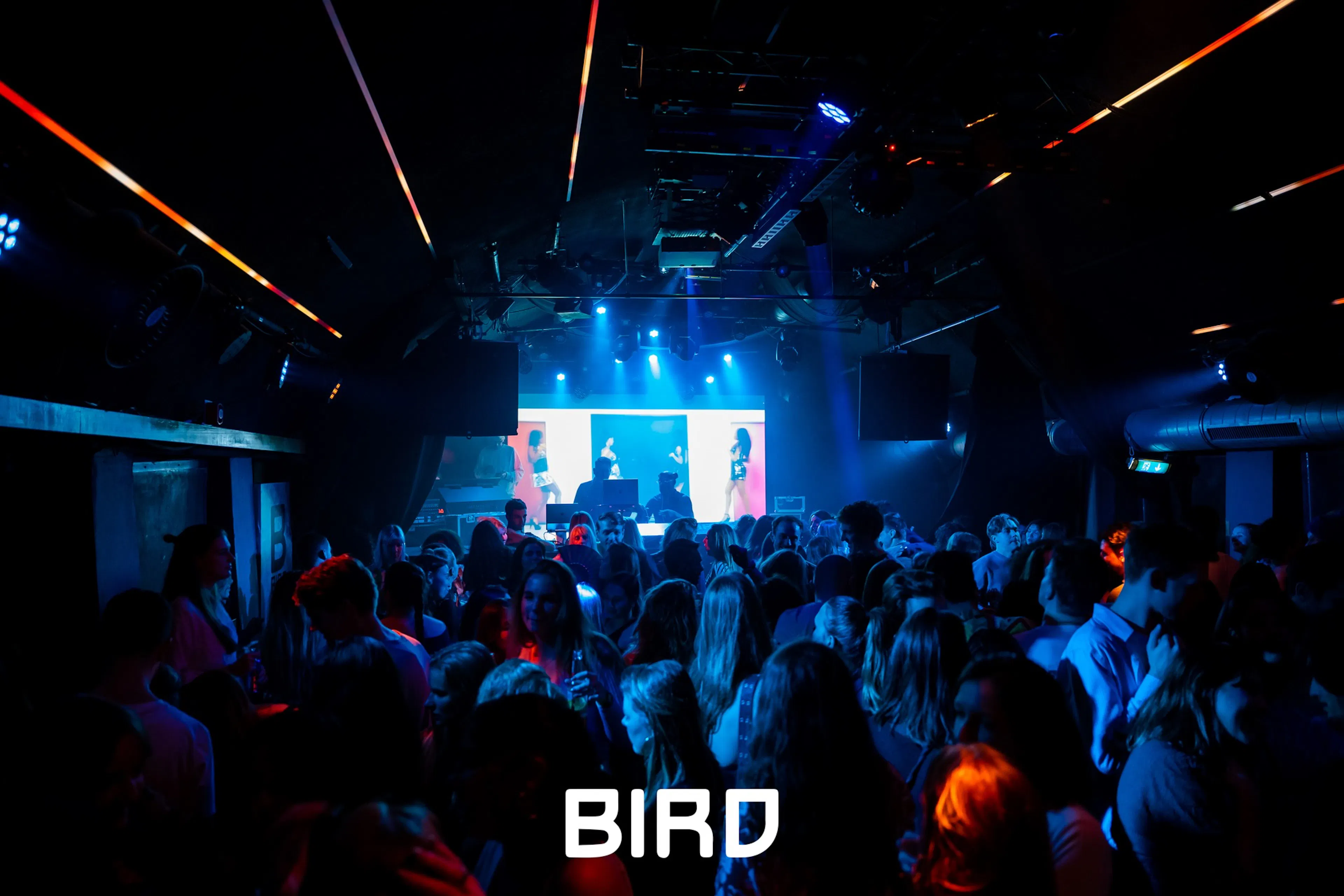 Club BIRD vol dansende mensen