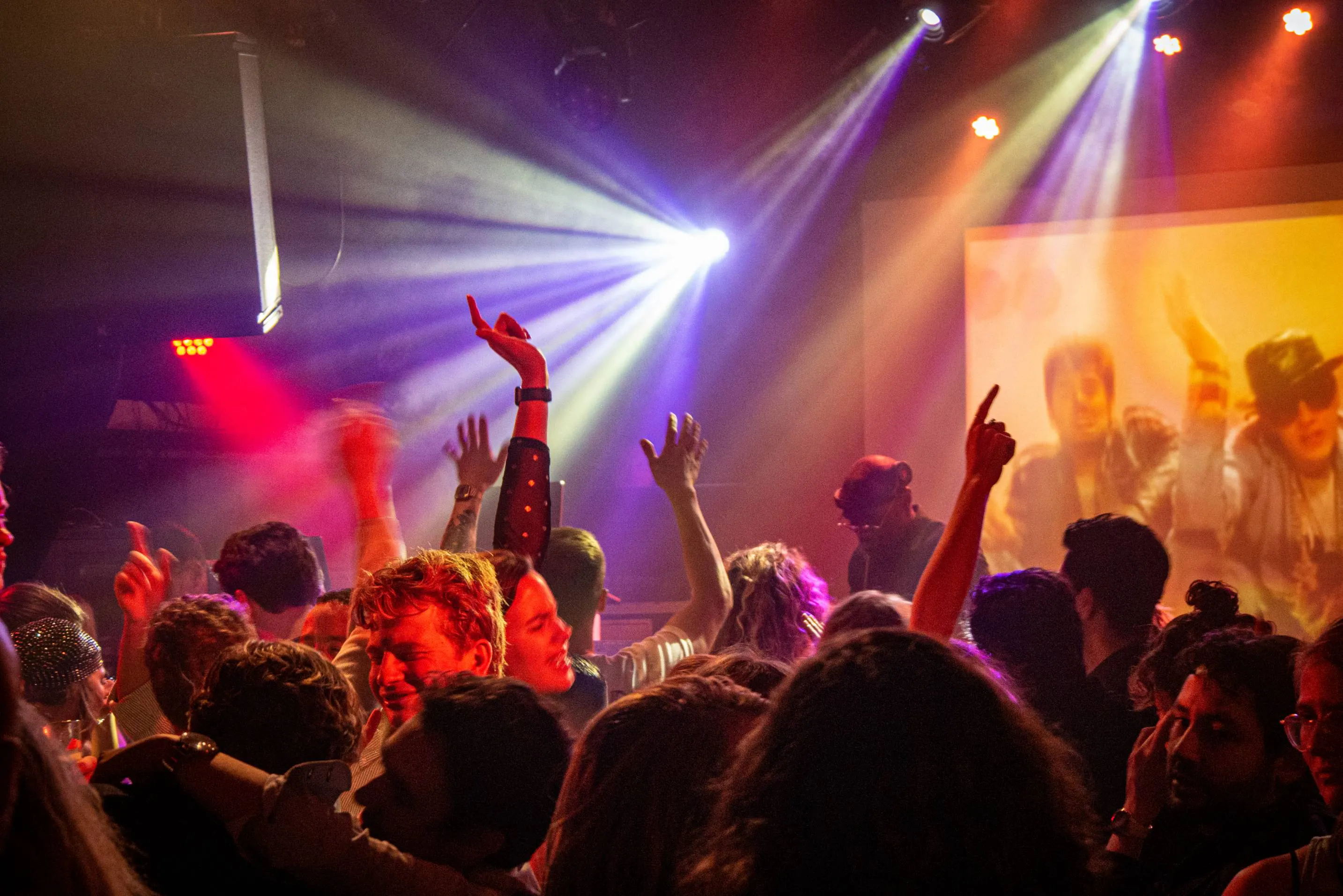 Dansende mensen in club BIRD