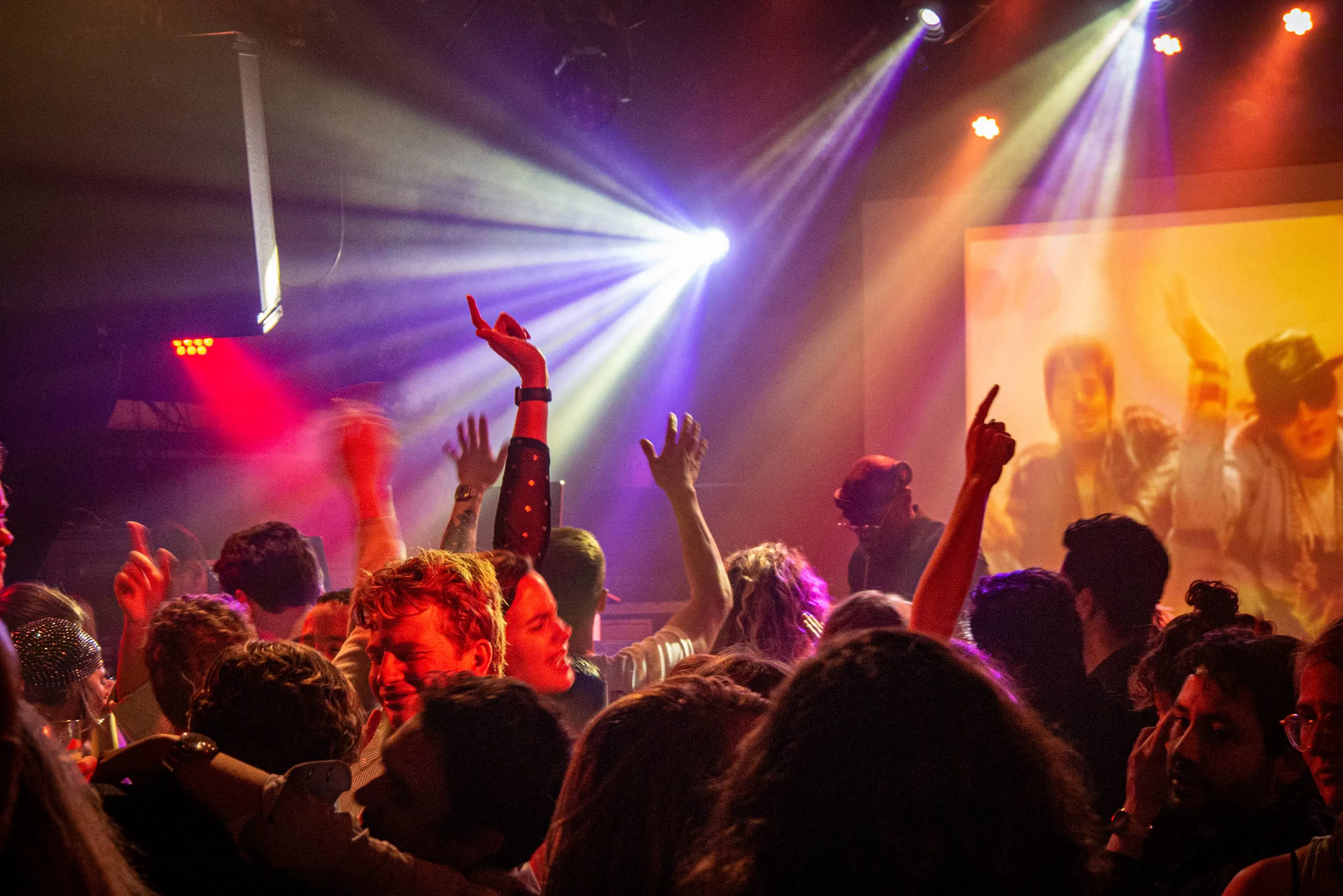 Dansende mensen in club BIRD