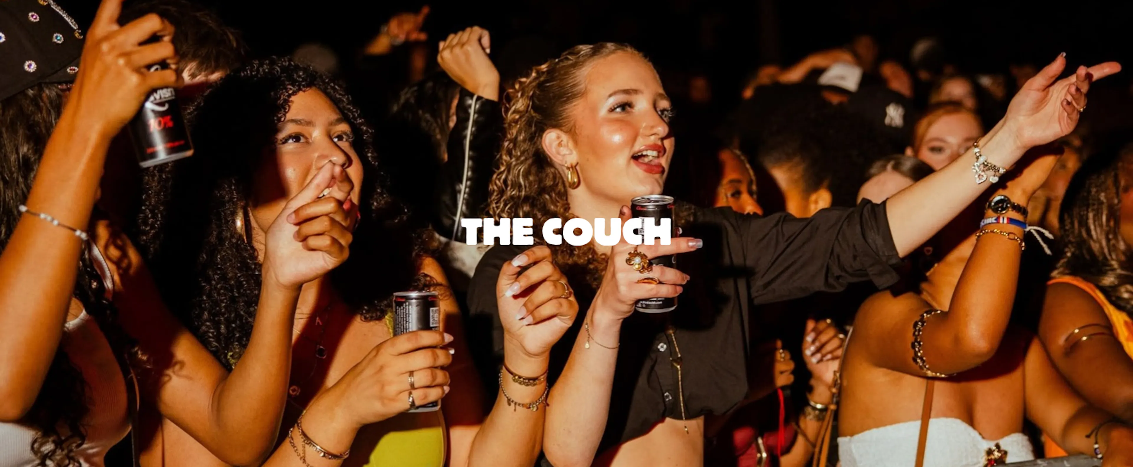 Dansende mensen met tekst overlay 'The Couch'