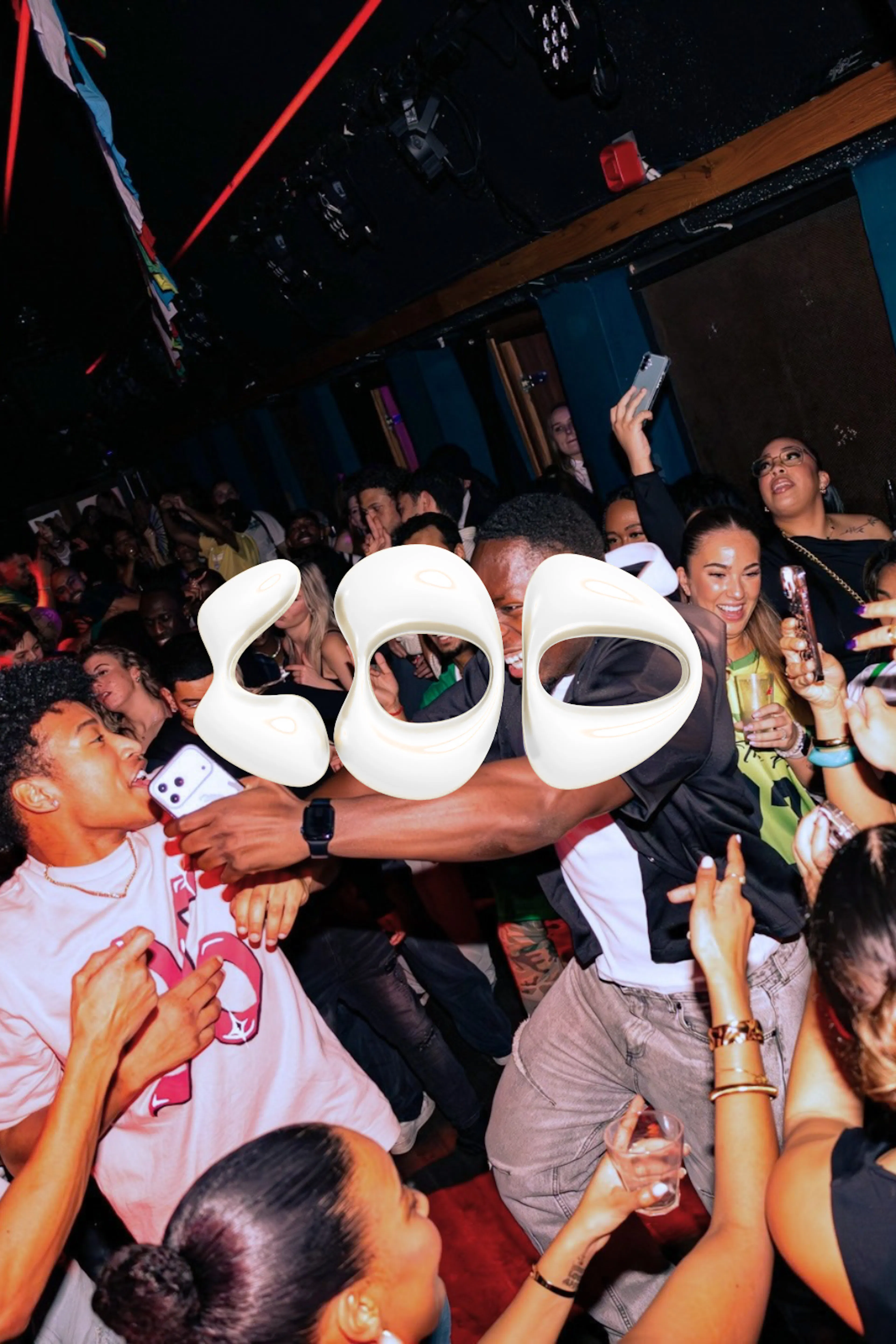 Mensen dansen in de club, met het logo van LDOWRLD