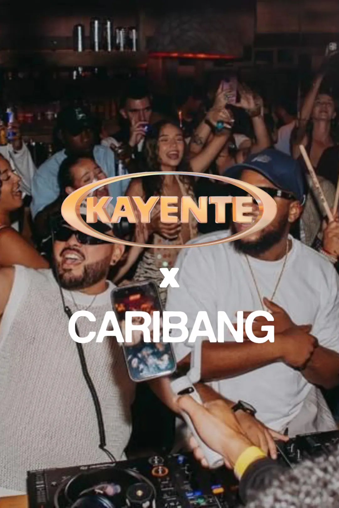 Mensen dansen in de club, met de logo's van Kayente en Caribang