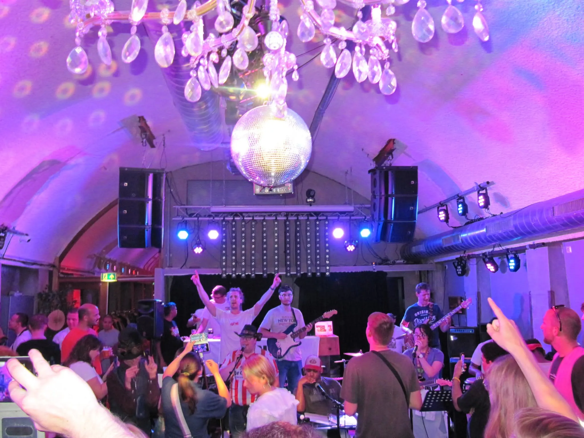 Special Social Club in Boog 3 BIRD