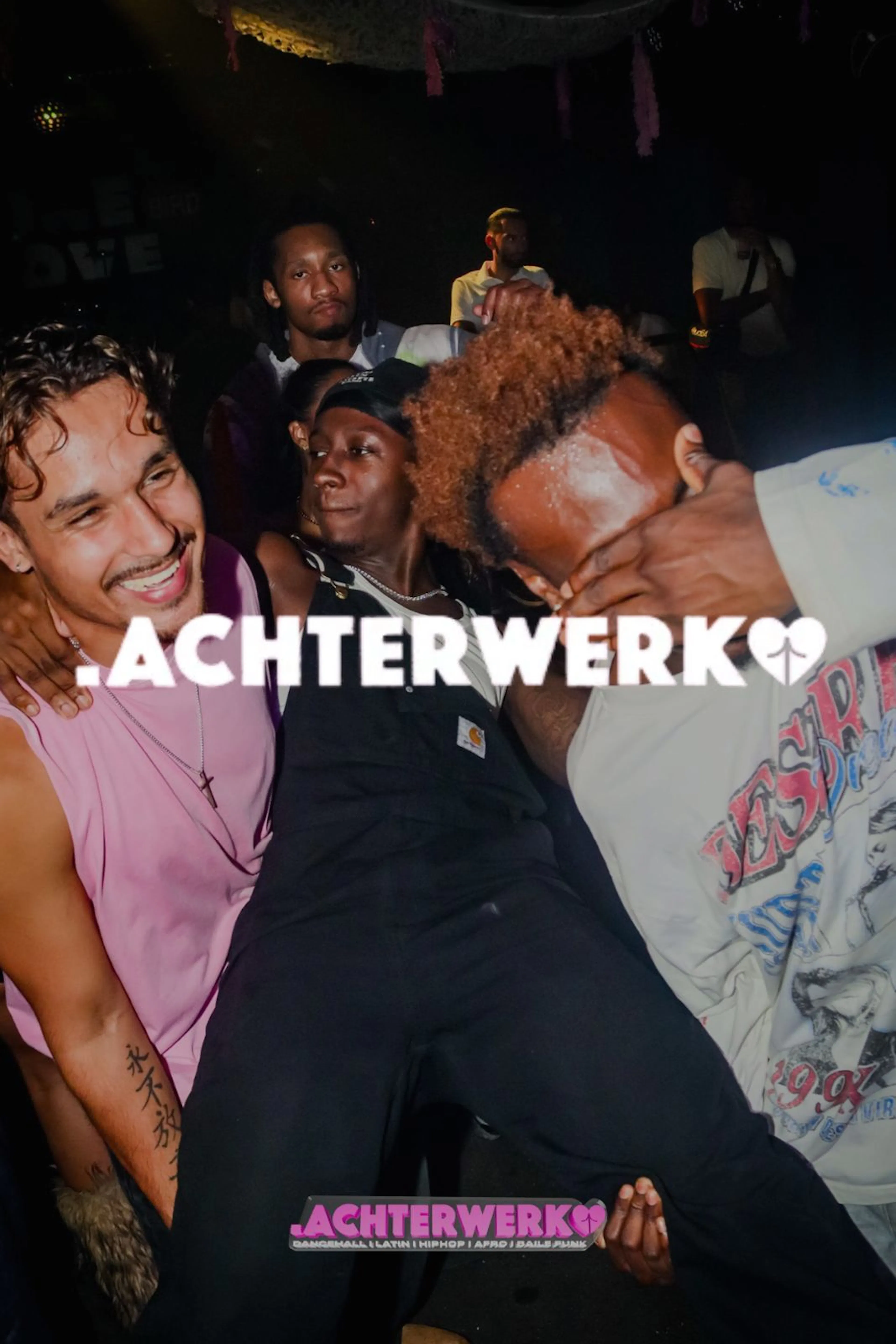 Lachende mannen, met het logo van achterwerk