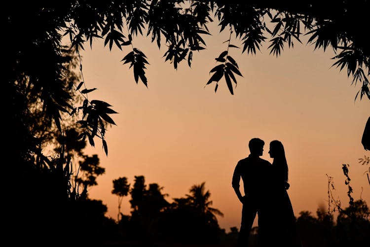 creative pre wedding photoshoot poses