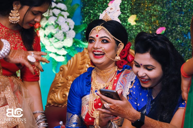 best wedding poses for candid wedding photoshoot