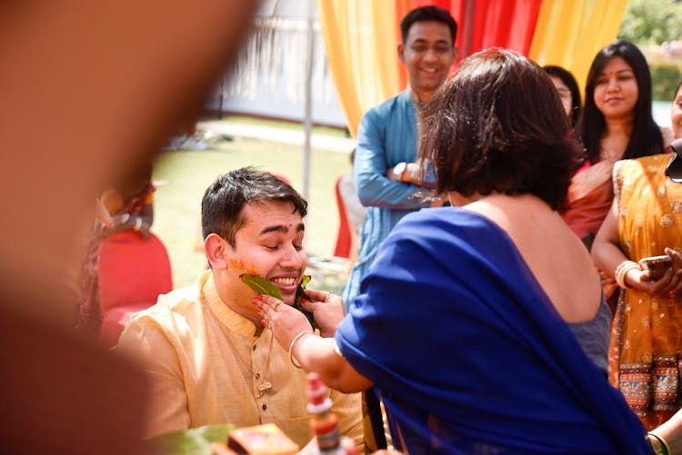 quirky candid wedding poses