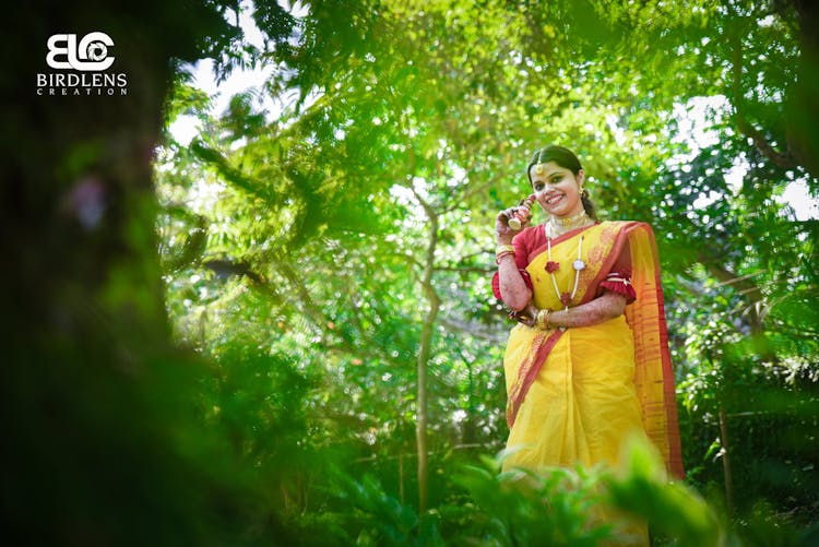 simple haldi poses for brides