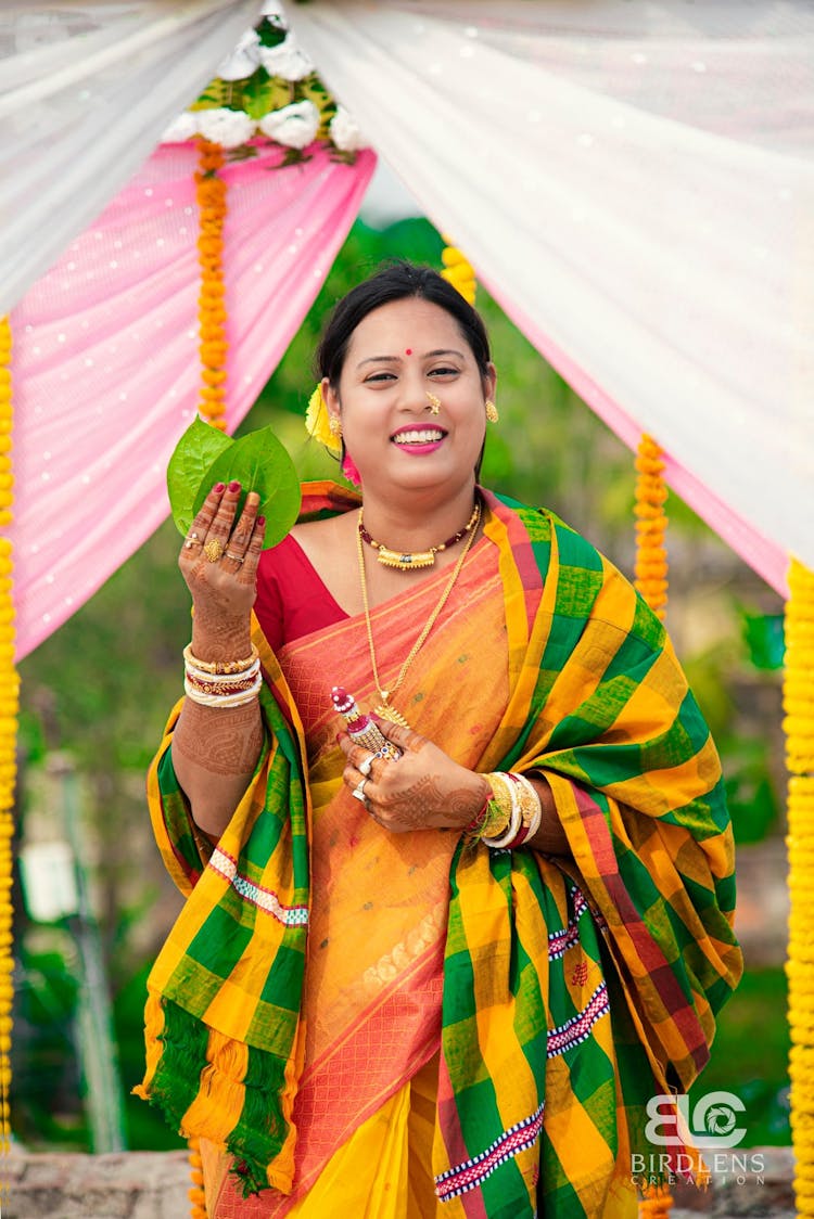 haldi poses for minimalist brides