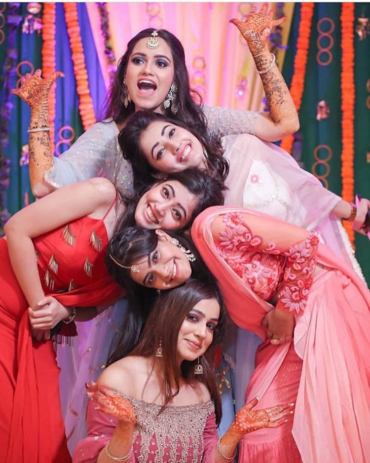 trending mehndi poses