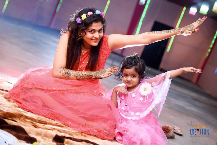 cutest mehndi pose for brides