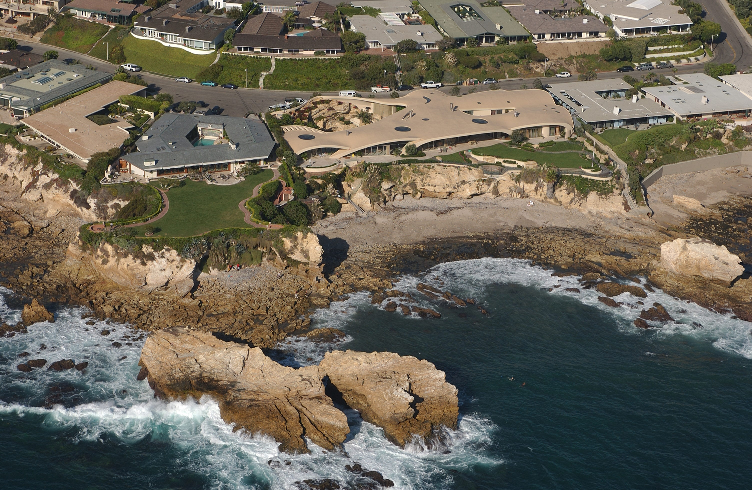 Portabello – A Contemporary piece of Art on the Coastal Bluff in Cameo Shores