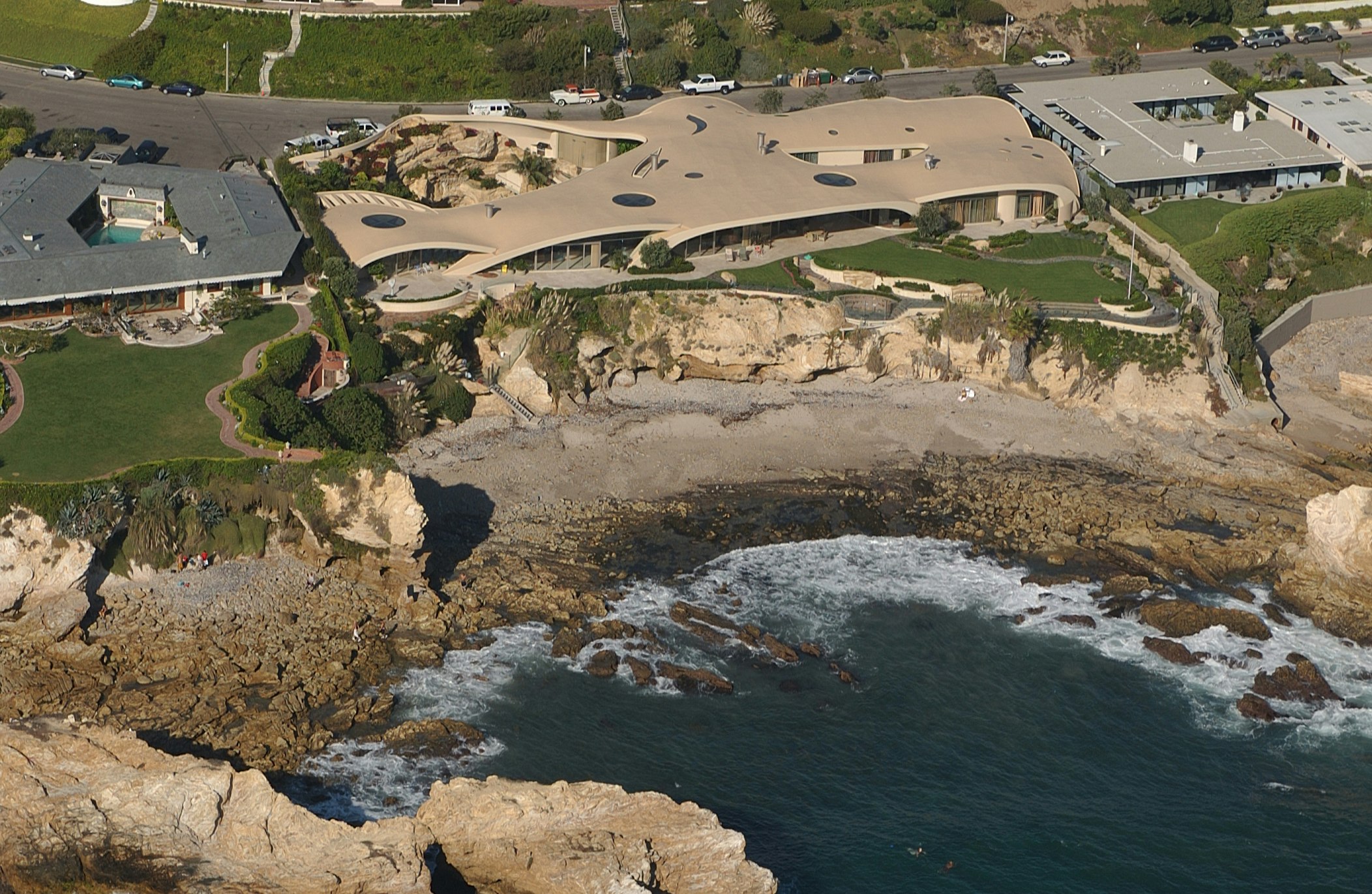 Portabello – A Contemporary piece of Art on the Coastal Bluff in Cameo Shores