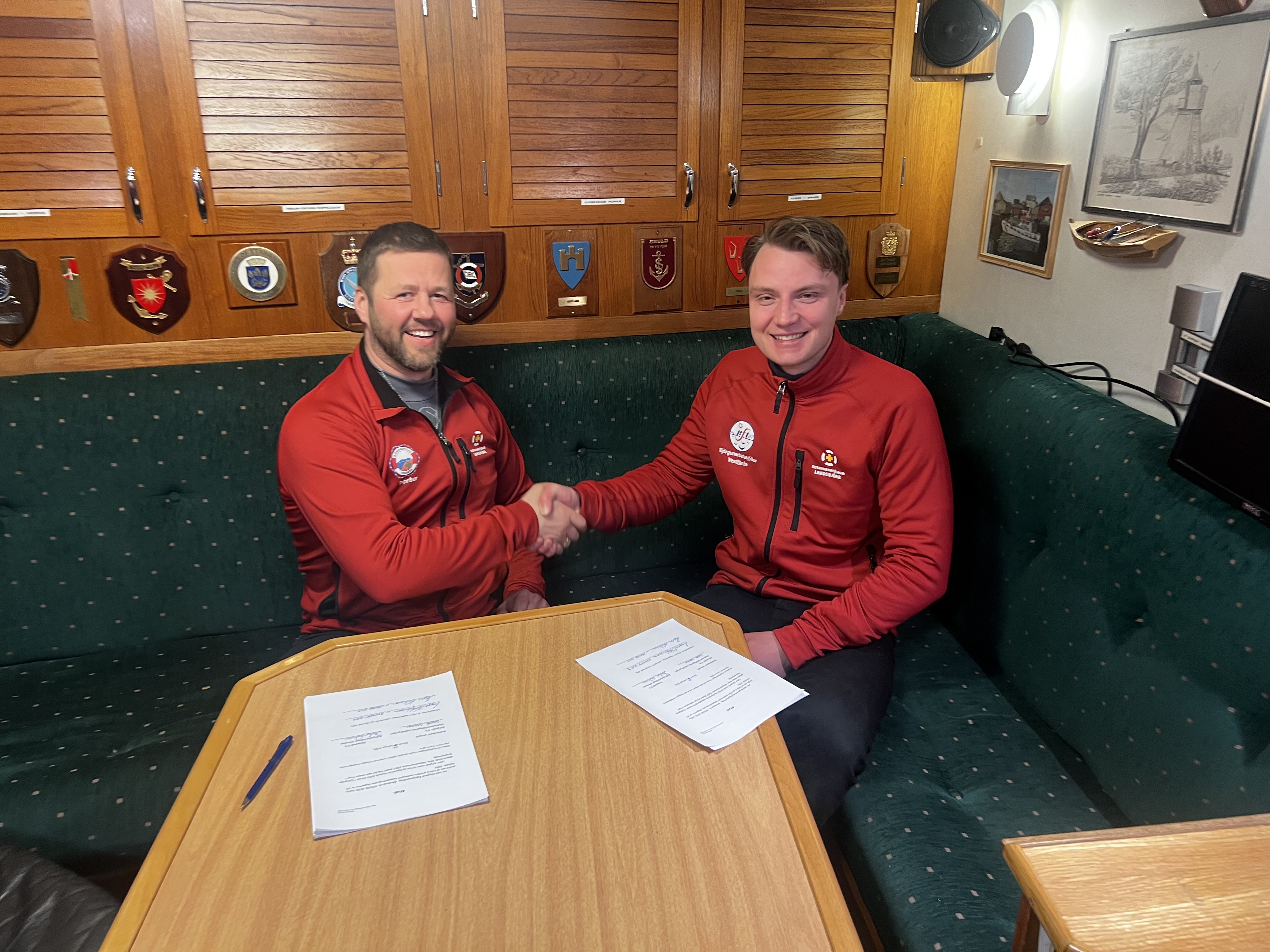 Á myndinni eru þeir Þórður Guðnason varaformaður Björgunarfélags Akraness og Gauti Geirsson formaður Björgunarbátasjóðs Vestfjarða að handsala kaupsamninginn