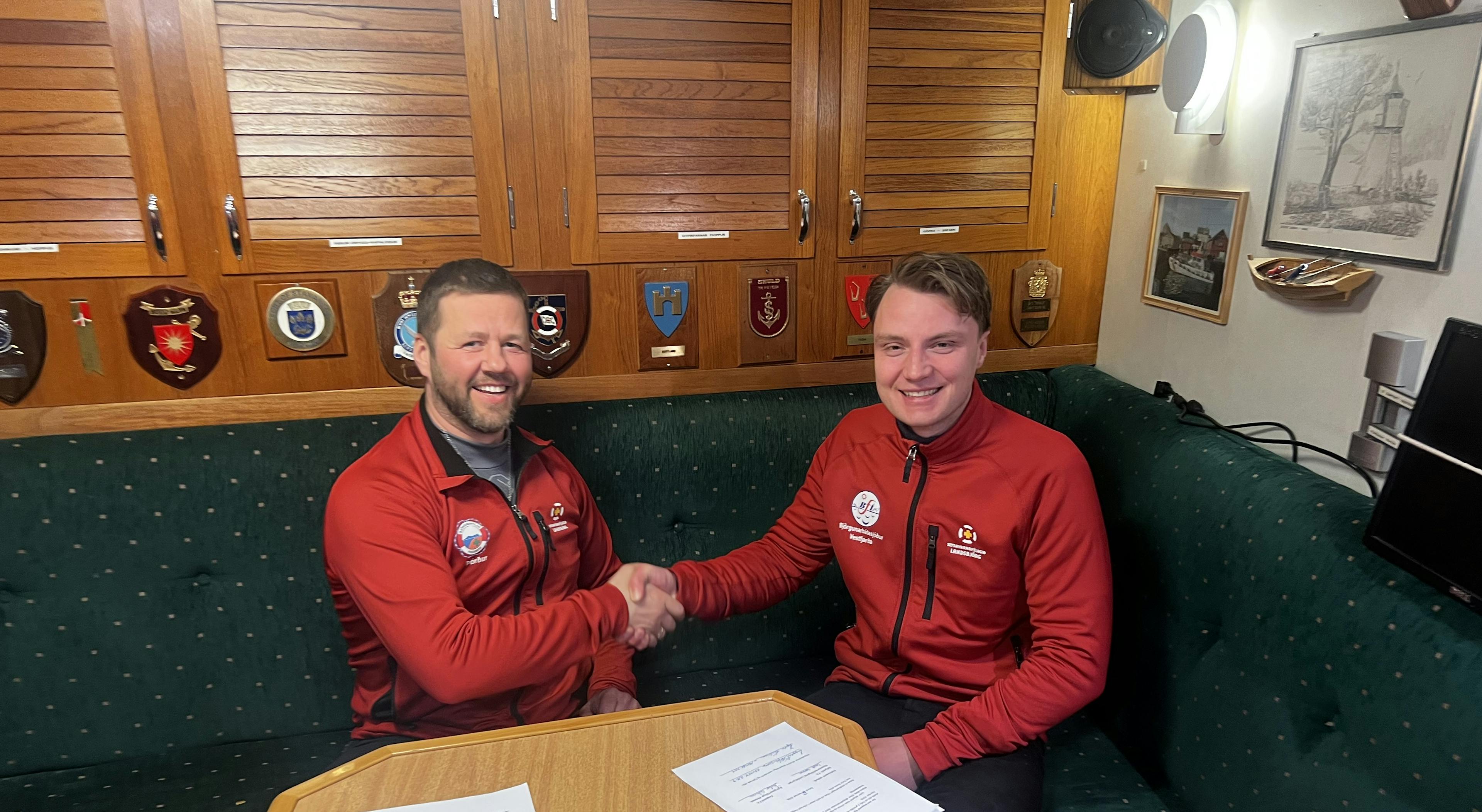 Á myndinni eru þeir Þórður Guðnason varaformaður Björgunarfélags Akraness og Gauti Geirsson formaður Björgunarbátasjóðs Vestfjarða að handsala kaupsamninginn