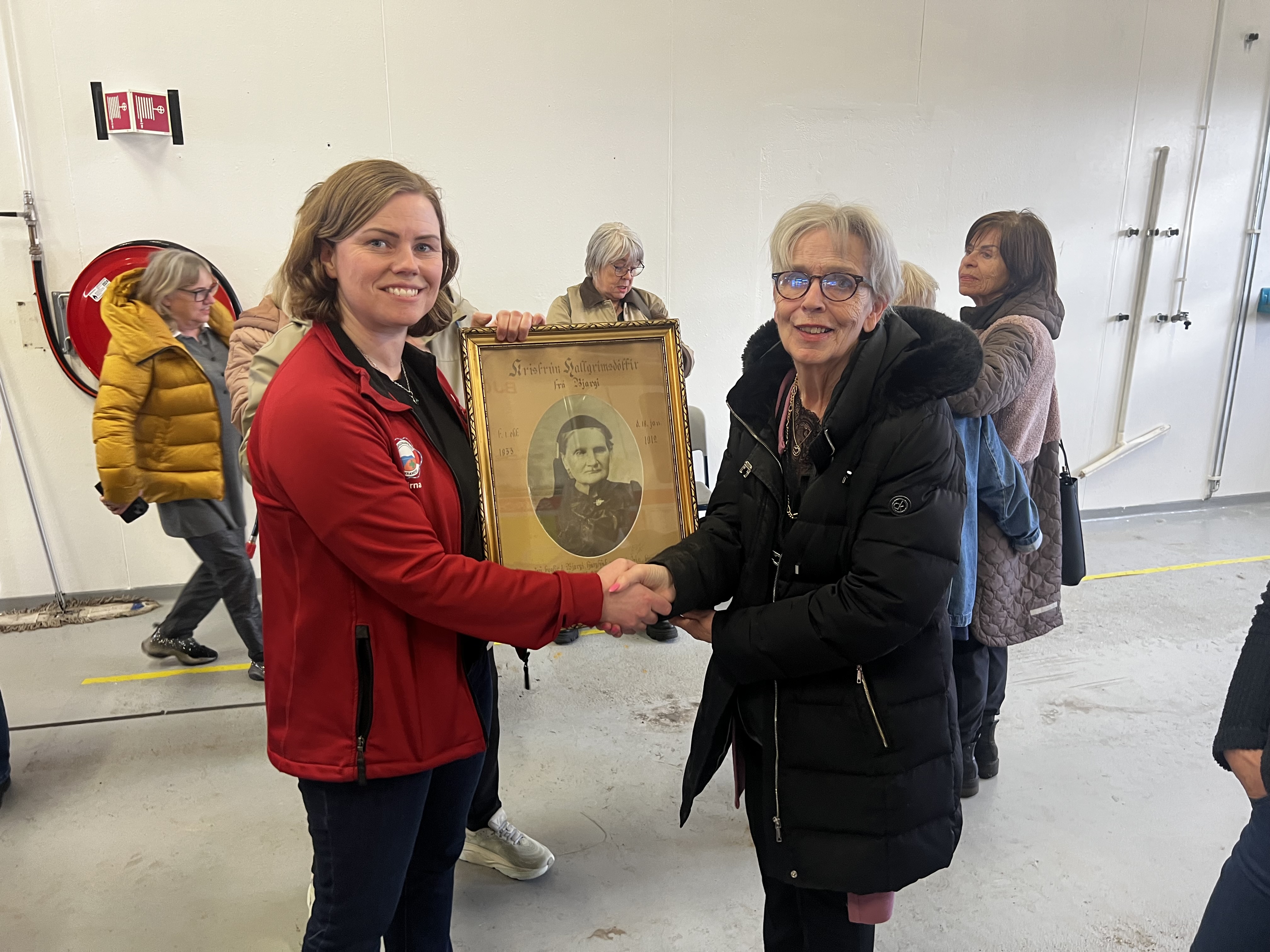 Á myndinni eru Birna Björnsdóttir gjaldkeri Björgunarfélags Akraness að taka á móti gjöf sem er ljósmynd af Kristrúnu Hallgrímsdóttur úr hendi Kristrúnar Valtýrsdóttur. Henni var gefin myndin af langömmu sinni þegar hún var 10 ára gömul.  