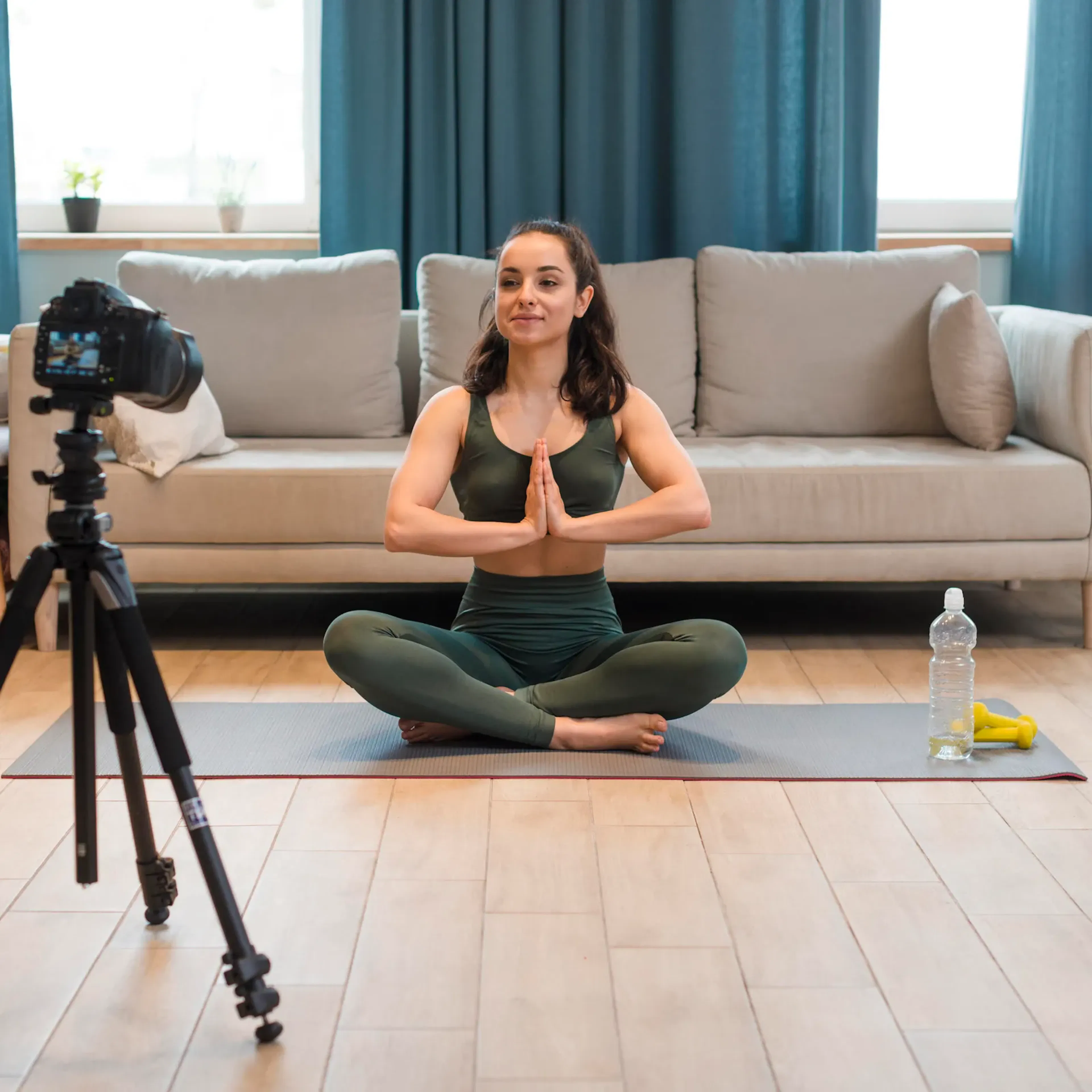 Yogainstruktör streamar ett pass hemifrån