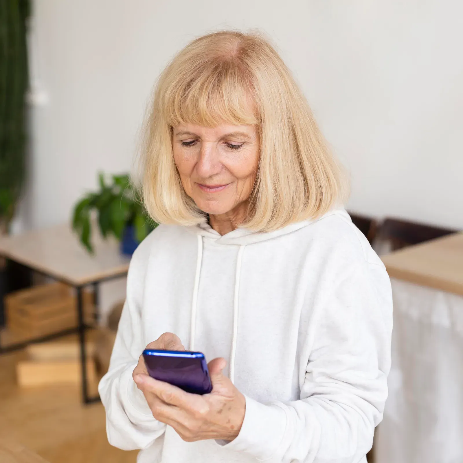 Medlem läser nyhetsbrevet i mobilen