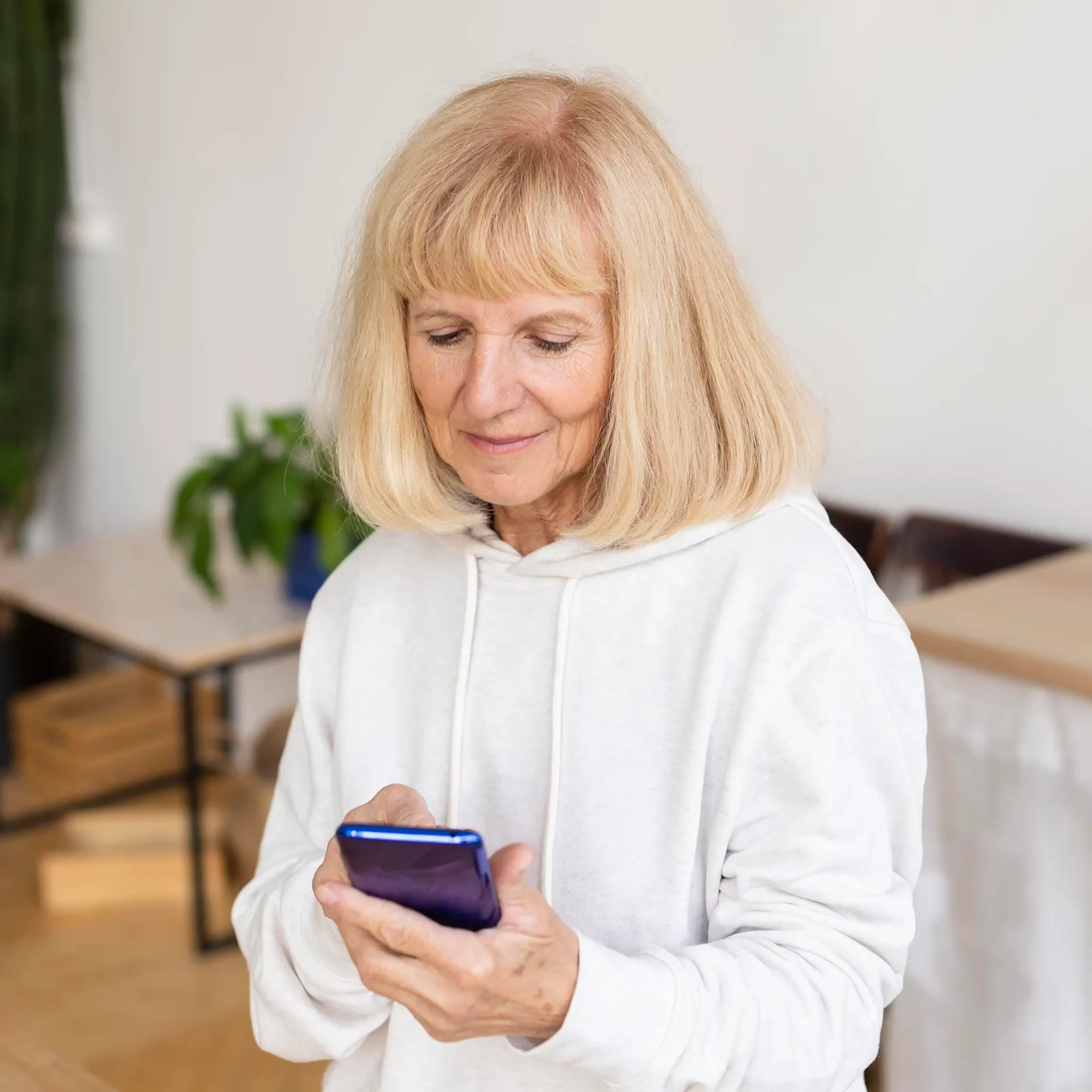Medlem läser nyhetsbrevet i mobilen