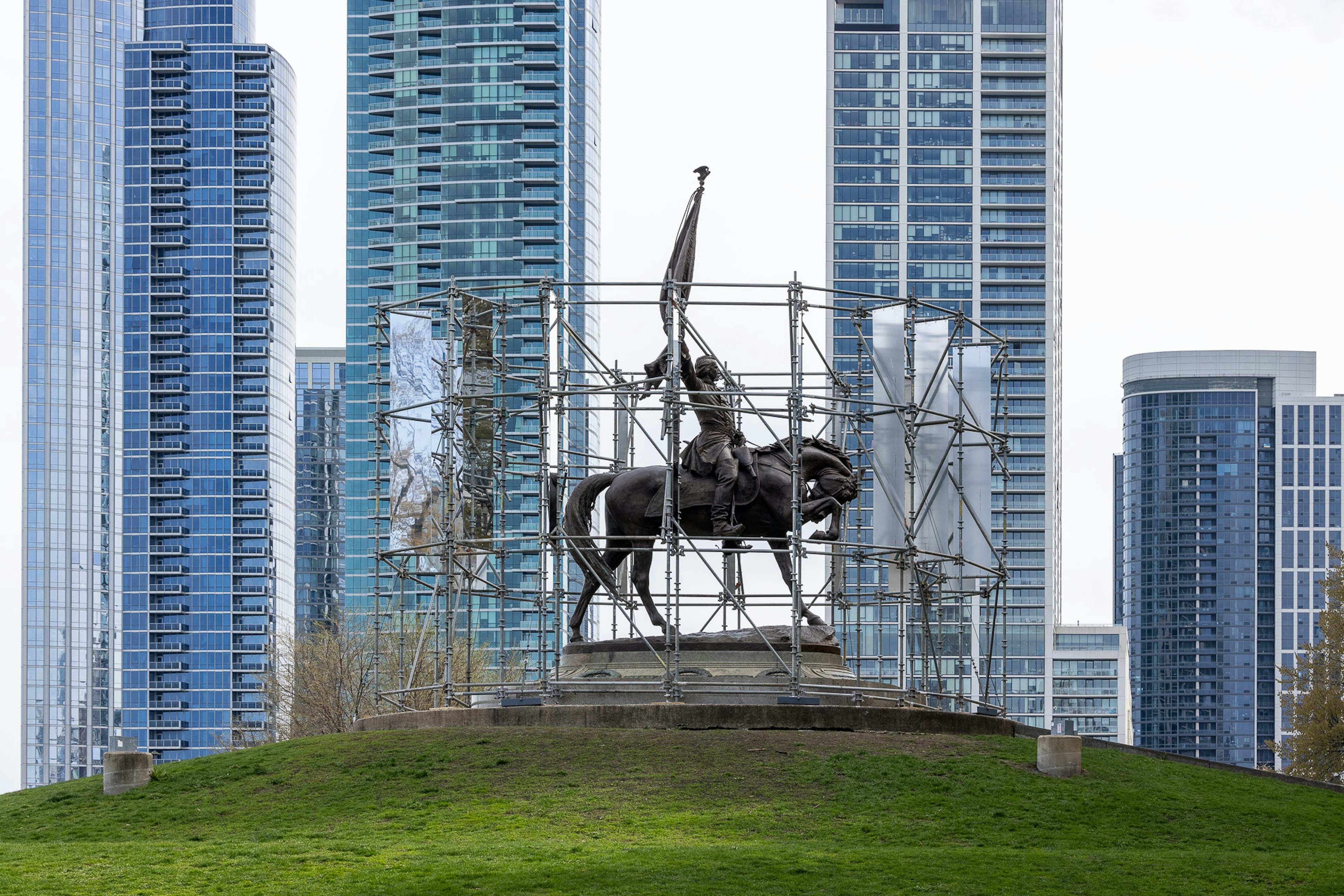 Brendan Fernandes, New Monuments | Chicago, 2024. General John Alexander Logan Monument, Grant Park, Chicago, IL. Presented by Black Cube Nomadic Art Museum in association with the Chicago Park District, as part of EXPO CHICAGO’s IN/SITU Outside program. Architectural Intervention by AIM Architecture. Courtesy the artist and Black Cube Nomadic Art Museum. Photo: Matthew Reeves Photography. 