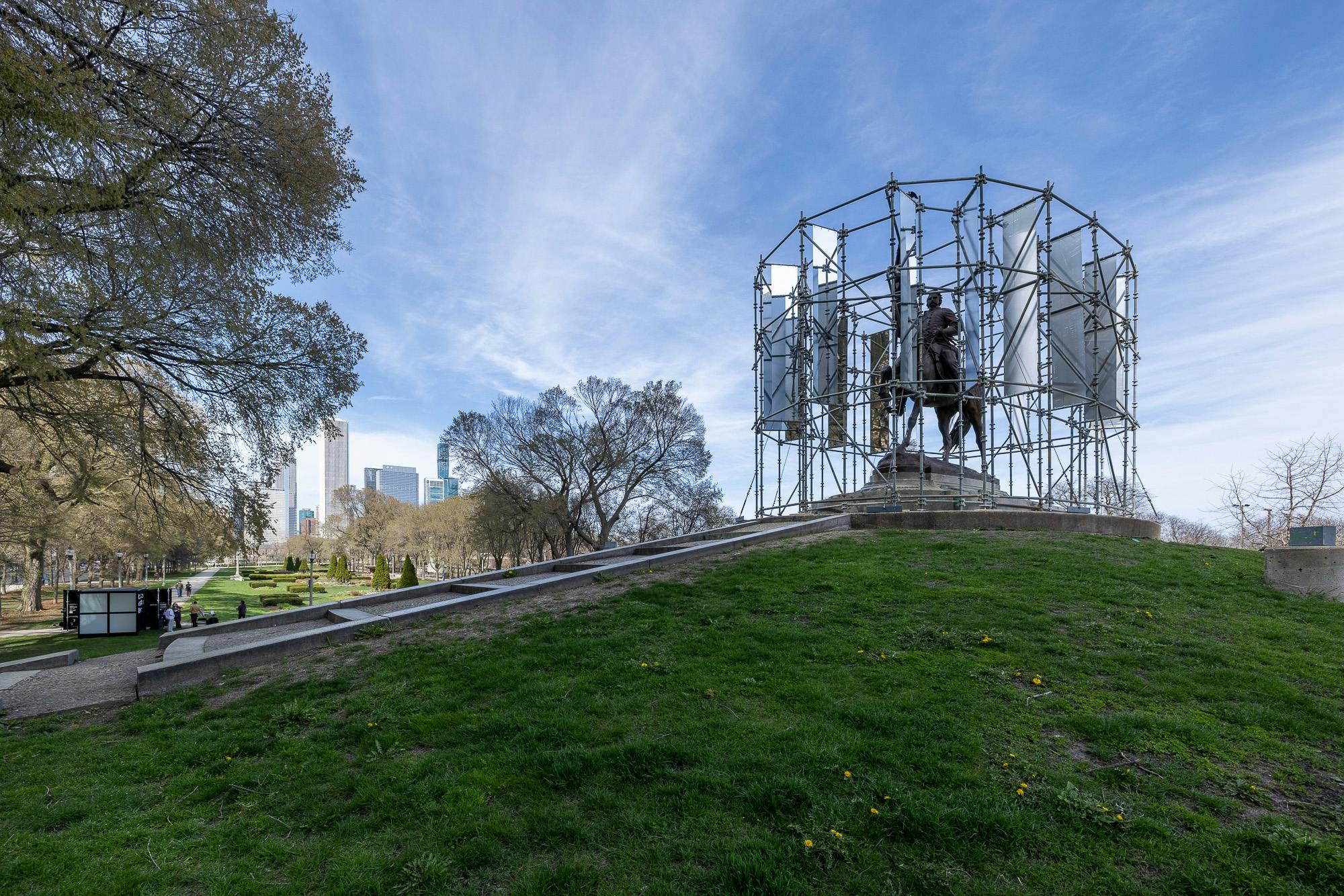 Brendan Fernandes, New Monuments | Chicago, 2024. General John Alexander Logan Monument, Grant Park, Chicago, IL. Presented by Black Cube Nomadic Art Museum in association with the Chicago Park District, as part of EXPO CHICAGO’s IN/SITU Outside program. Architectural Intervention by AIM Architecture. Courtesy the artist and Black Cube Nomadic Art Museum. Photo: Matthew Reeves Photography.