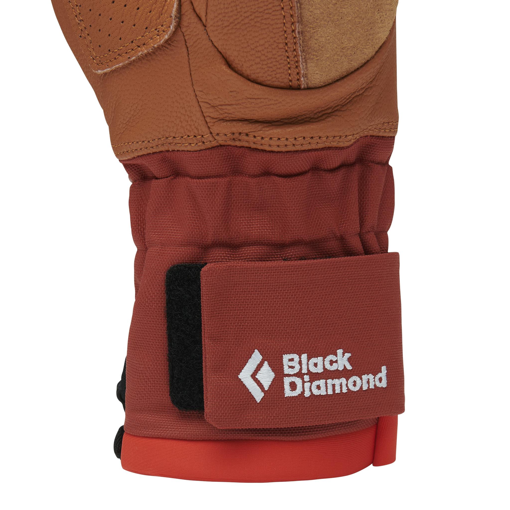 Under the jacket, neoprene Freeride Cuff for secure fit
