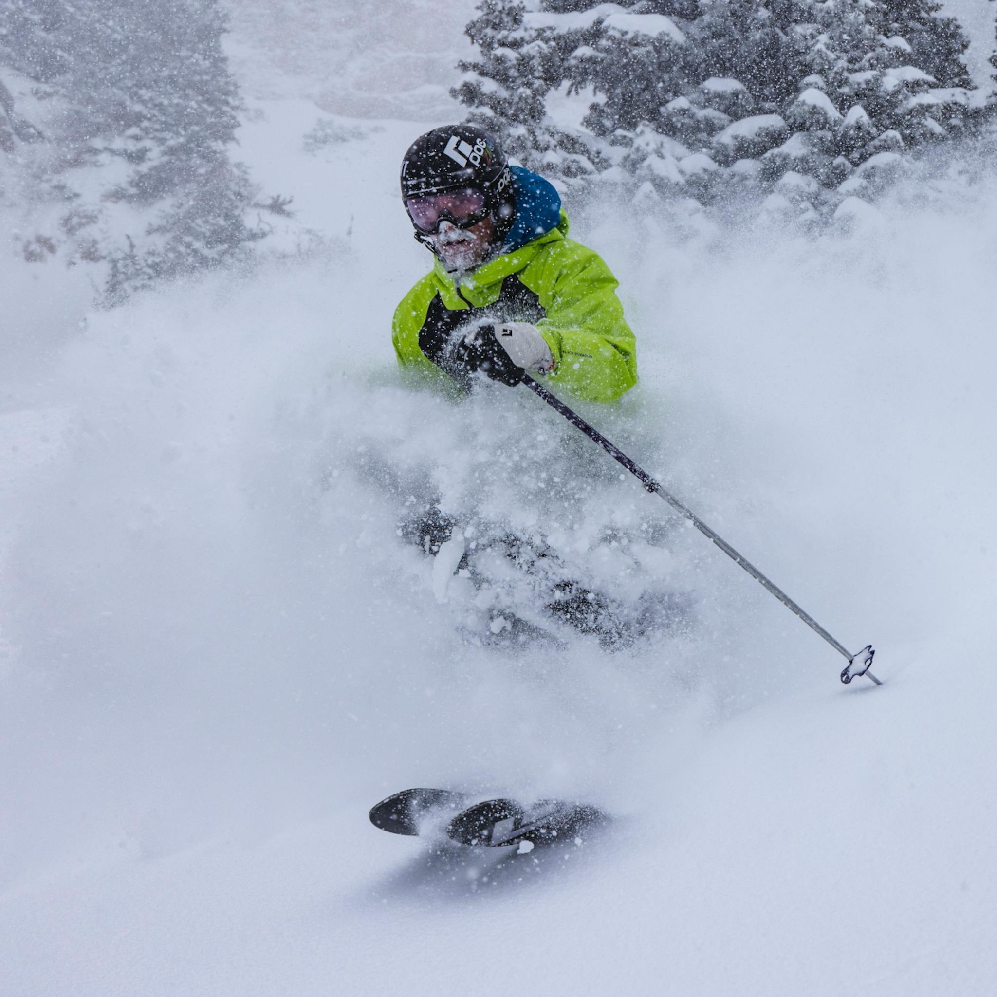 Ein Backcountry-Skifahrer, der Gesichtsaufnahmen macht.