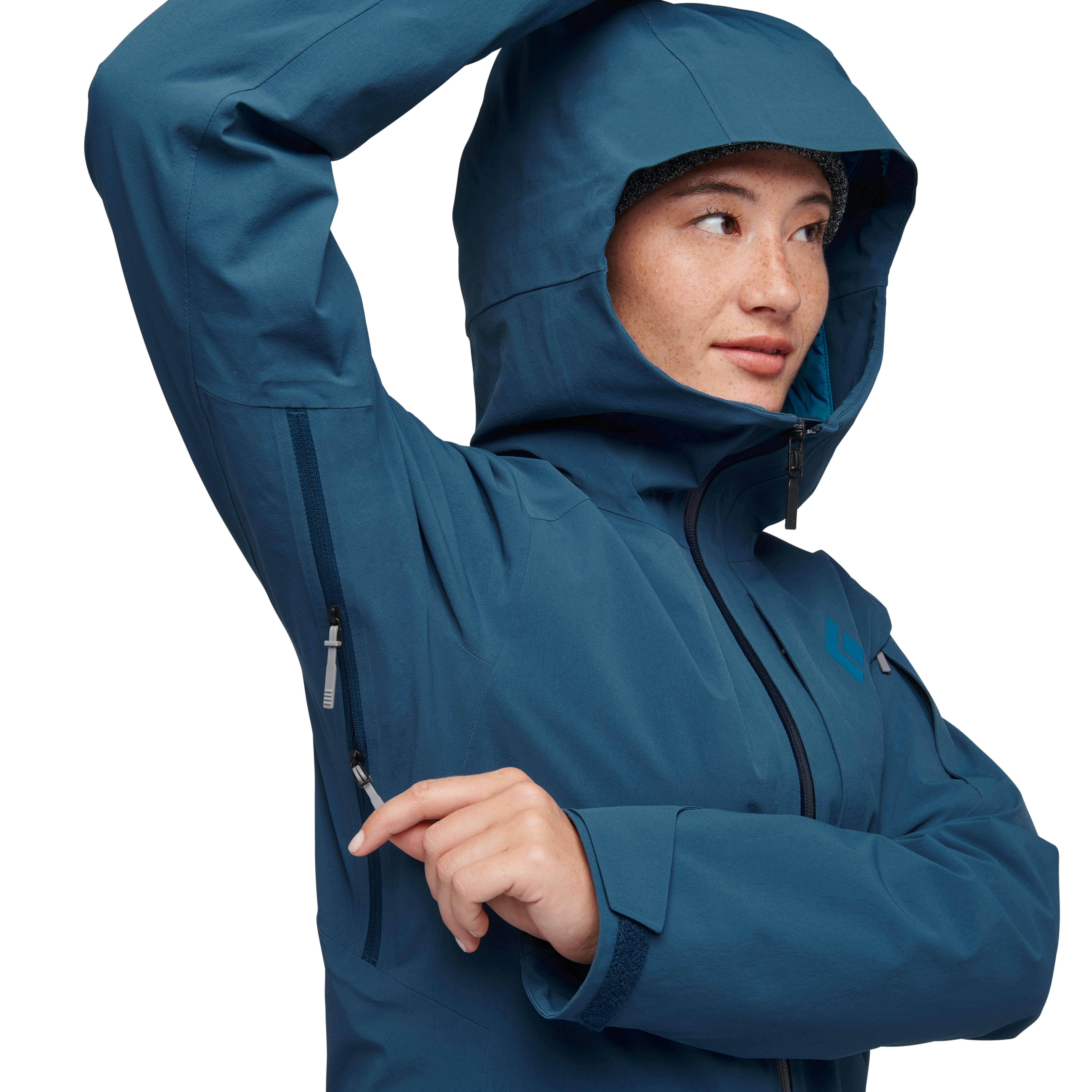 A model pulls the air vent on the under sleeve of her blue Recon Insulated Jacket