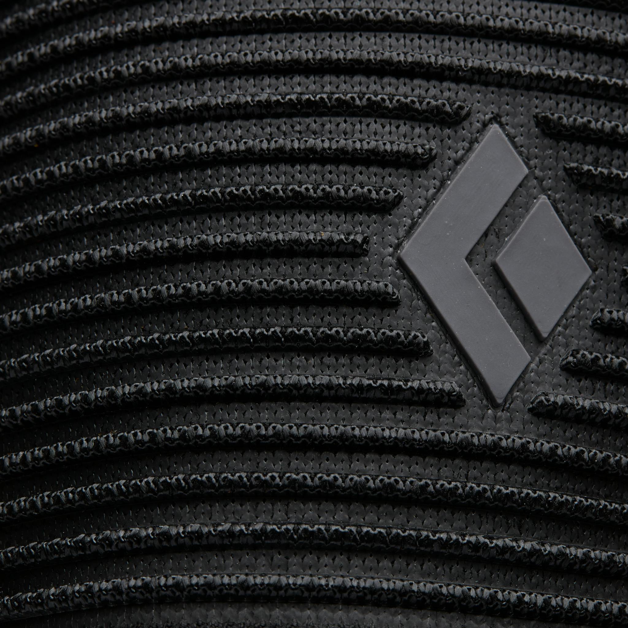 Black Diamond’s single piece knit cuff features a custom blend of yarns,