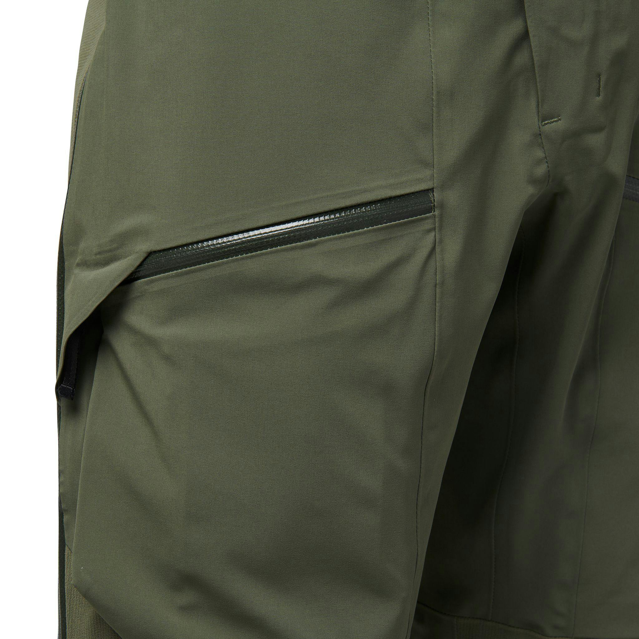 Recon Pro Bib detail shot of right thigh pocket