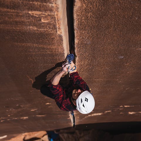 Black Diamond-Athlet Connor Herson klettert Super Crack in Indian Creek Utah.