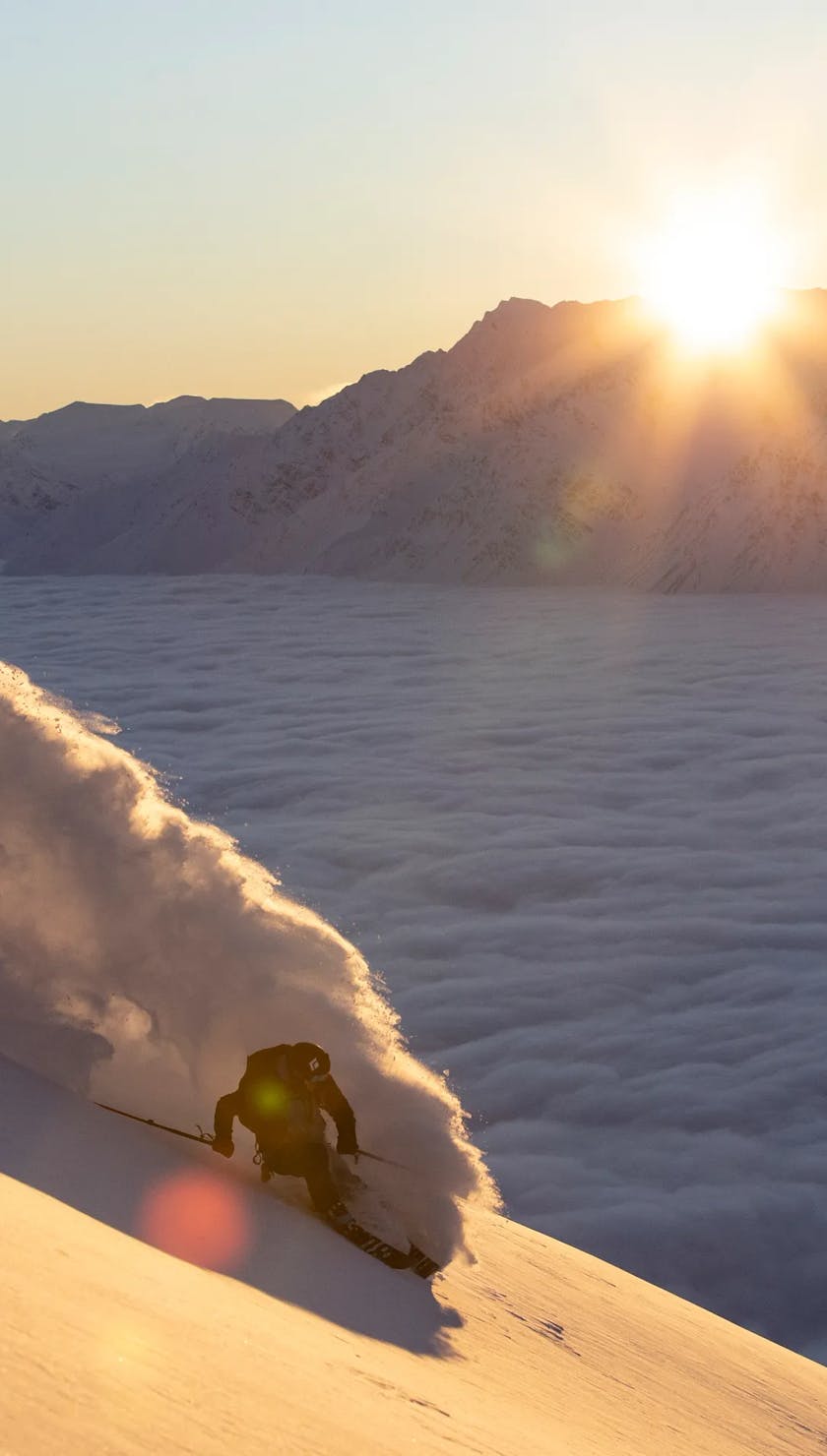 Skifahrer vor Sonnenuntergang