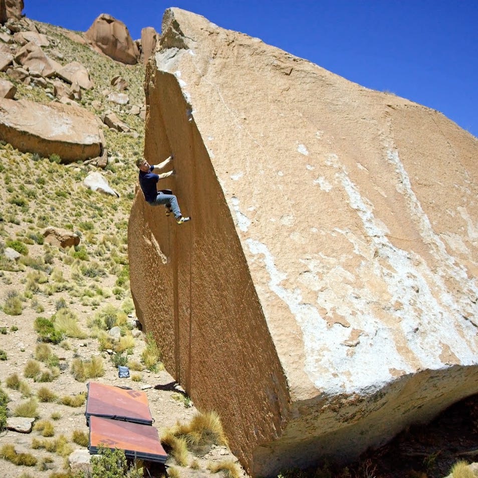 Nalle Hukkataival bouldering in Argentina