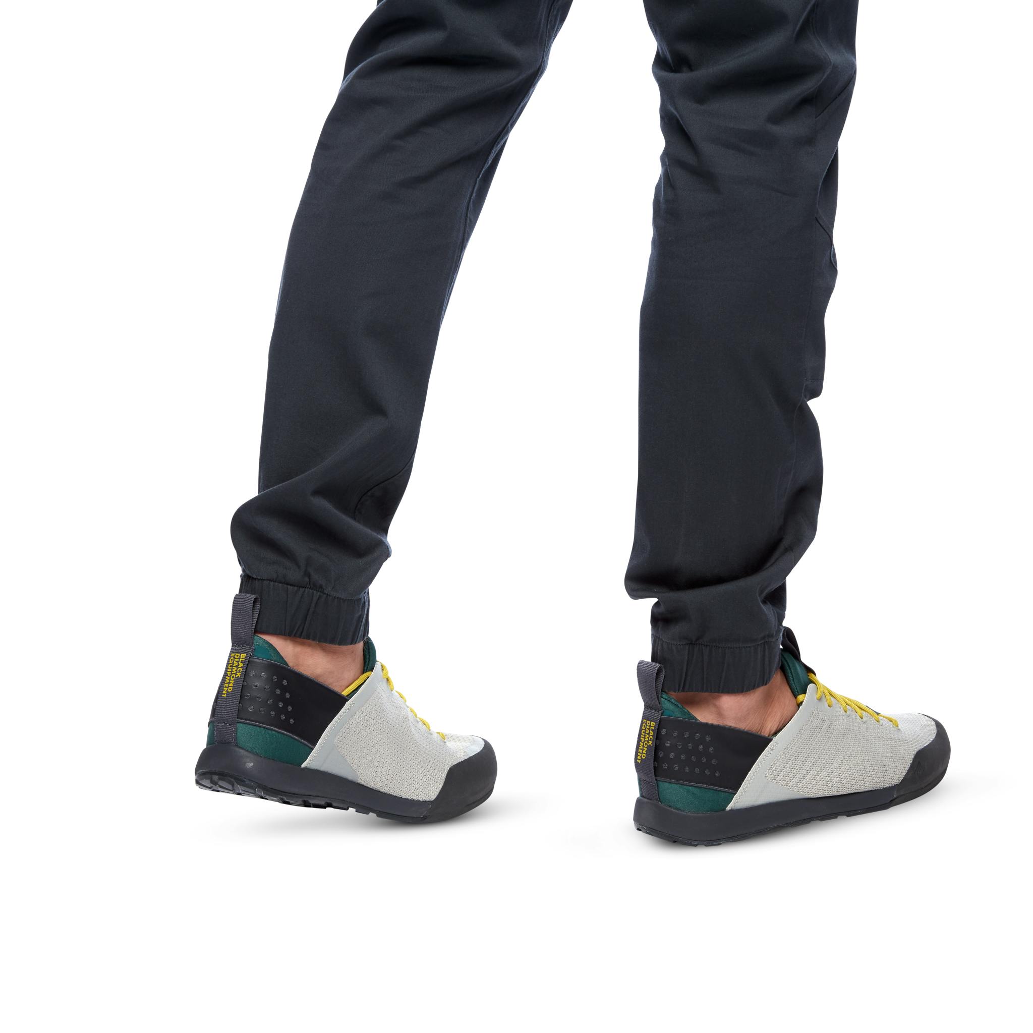 Relaxed fit with tapered legs and elastic ankle cuffs.