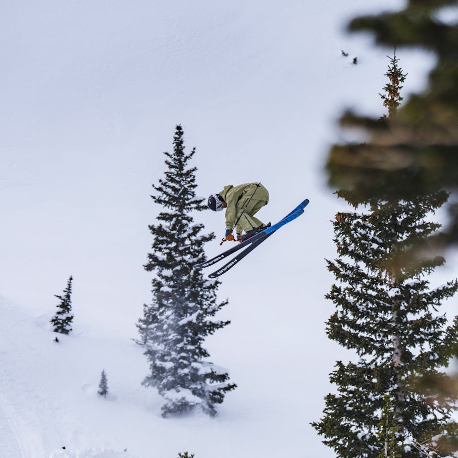 A backcountry freestyle skier wearing the Recon Stretch Shell and Bins.