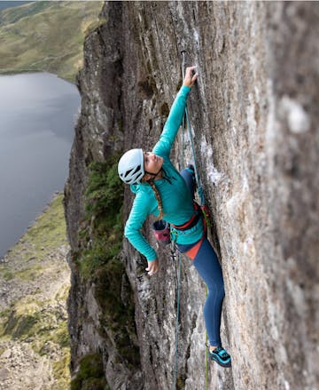 Black Diamond Athlete Hazel Findlay climbing in the Vapor Helmet.