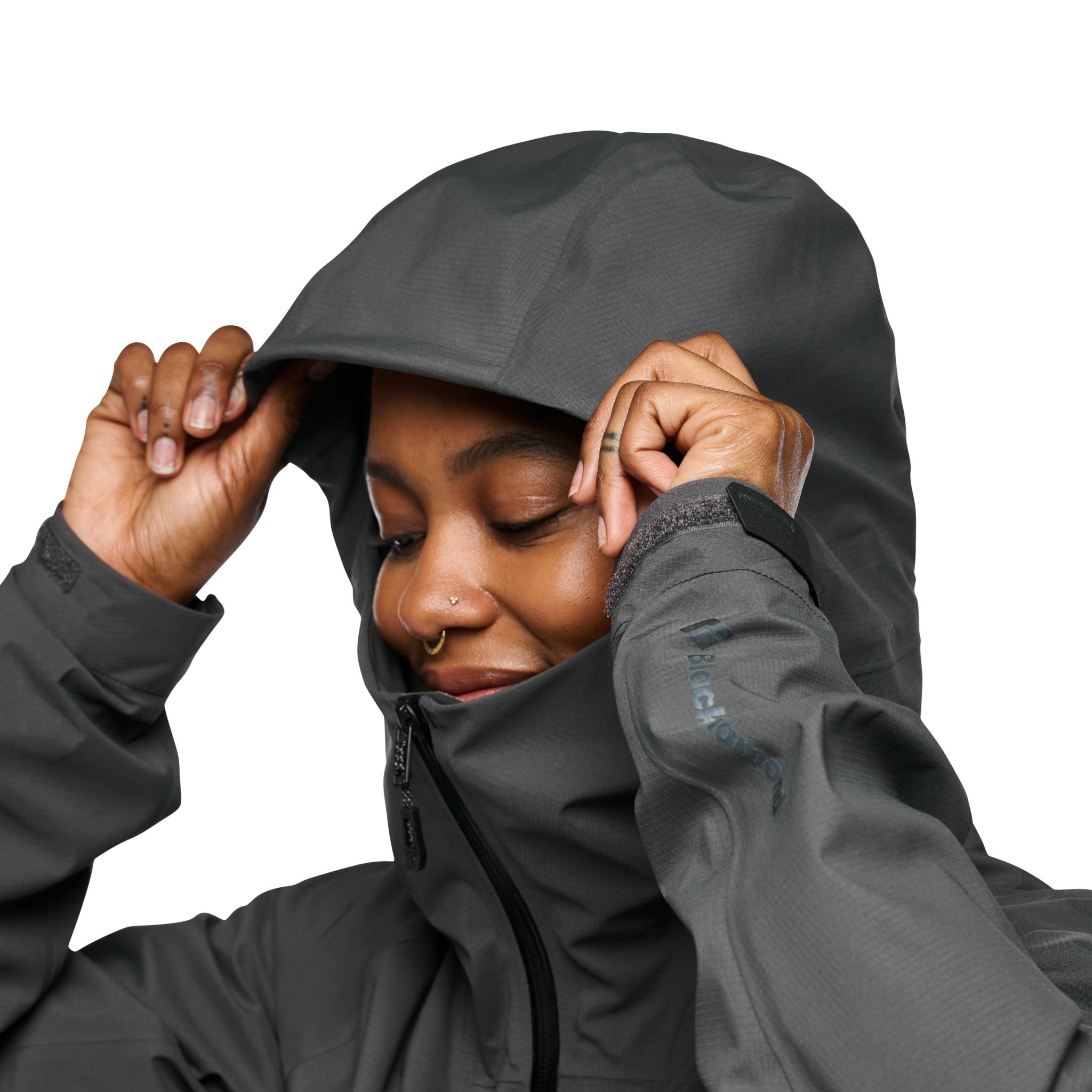 Ein Model zieht die Kapuze ihrer grauen Highline Shell über.