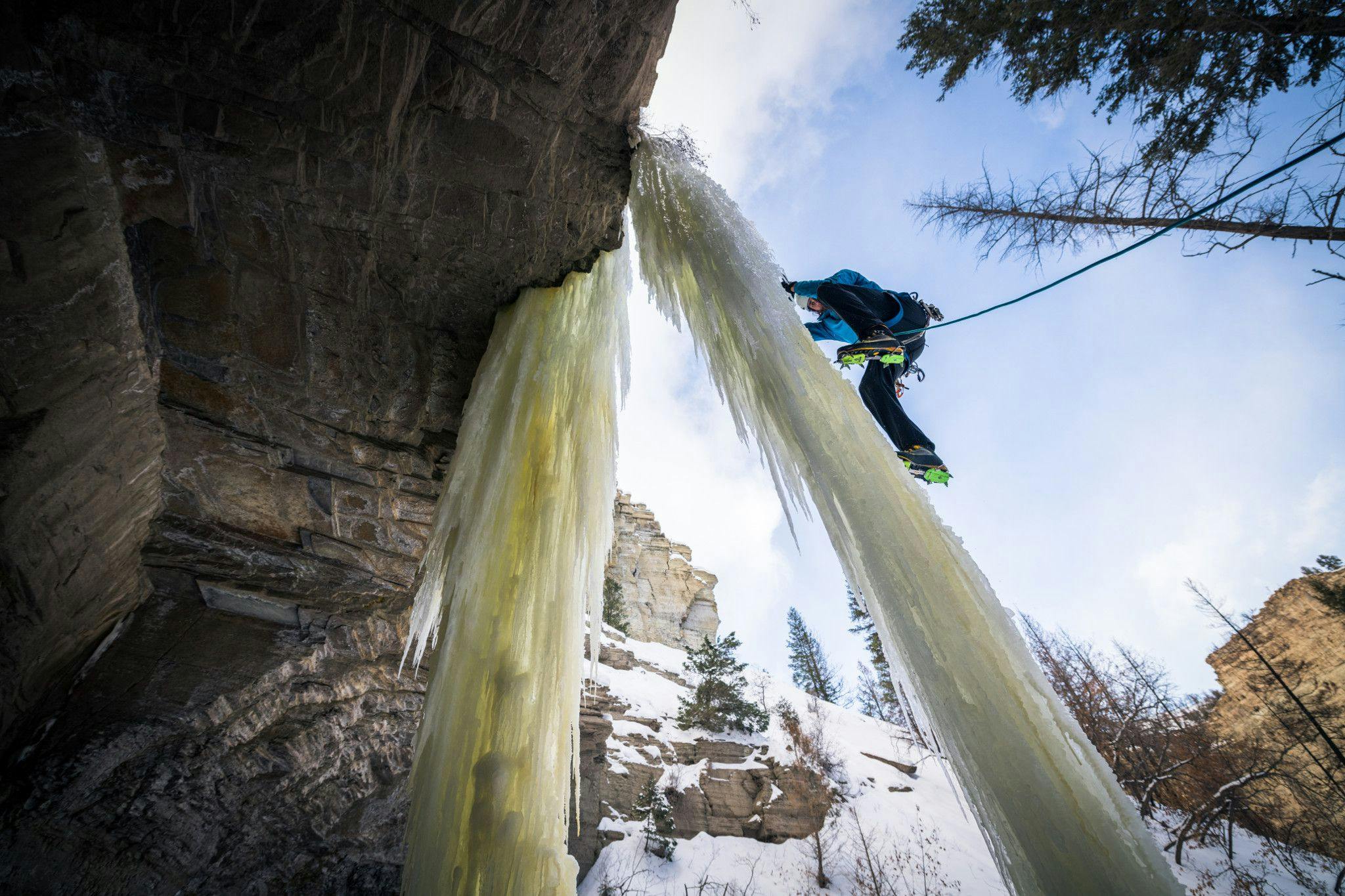 et foto af Andy Earl af Jackson Marvell ice climbing