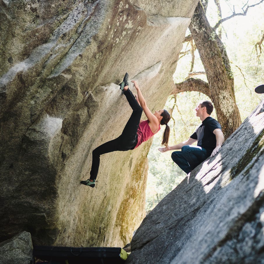 Eine Kletterin versucht sich an einem Felsbrocken und trägt die Women's Forged Denim Pants.