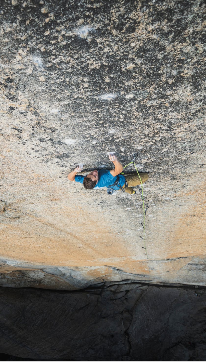 homme grimpant sur un rocher