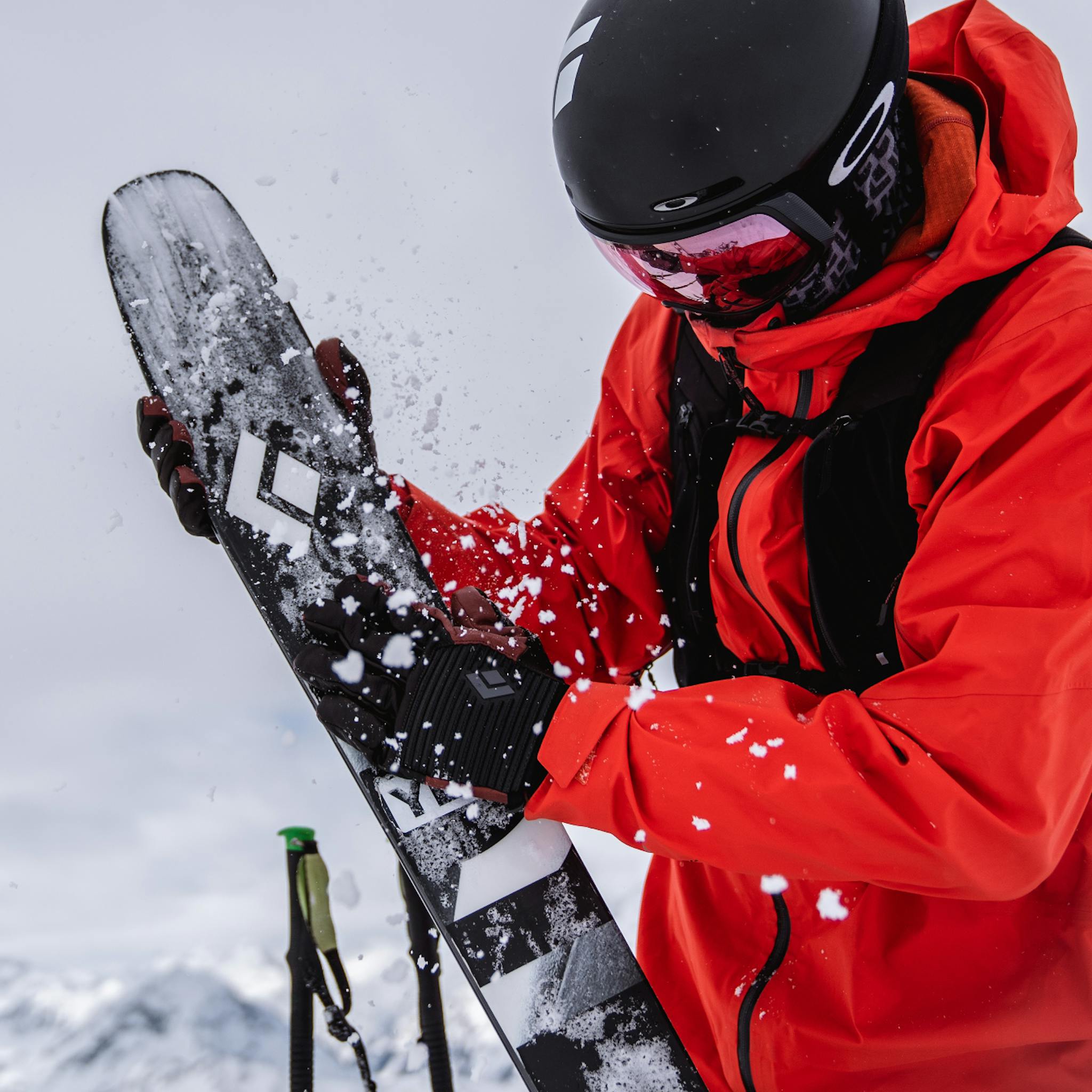Ein Skifahrer macht die Impulse-Ski für die Abfahrt bereit