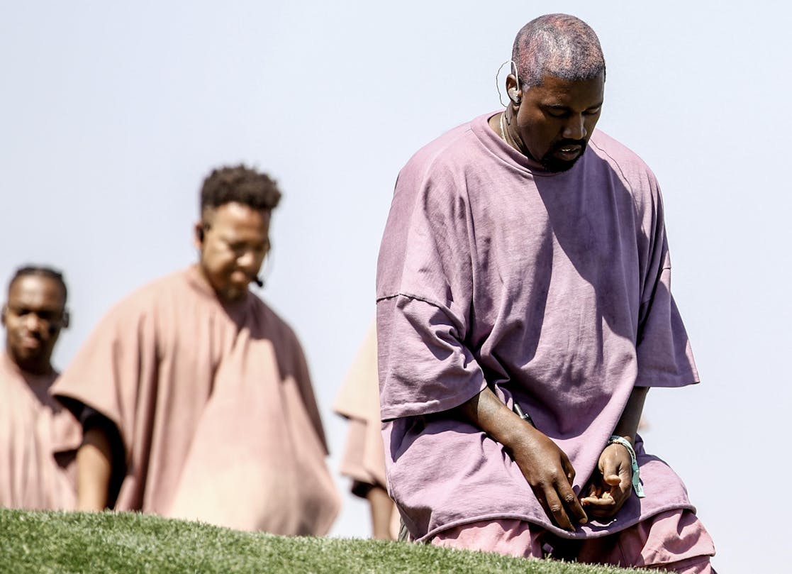 Kanye West da una misa sporty en Coachella