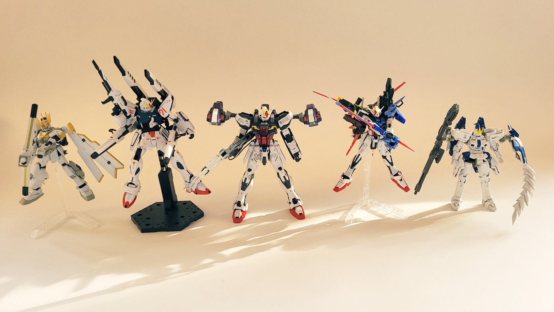Bandai nous a prêté 5 figurines de la licence Gundam pour le shooting.