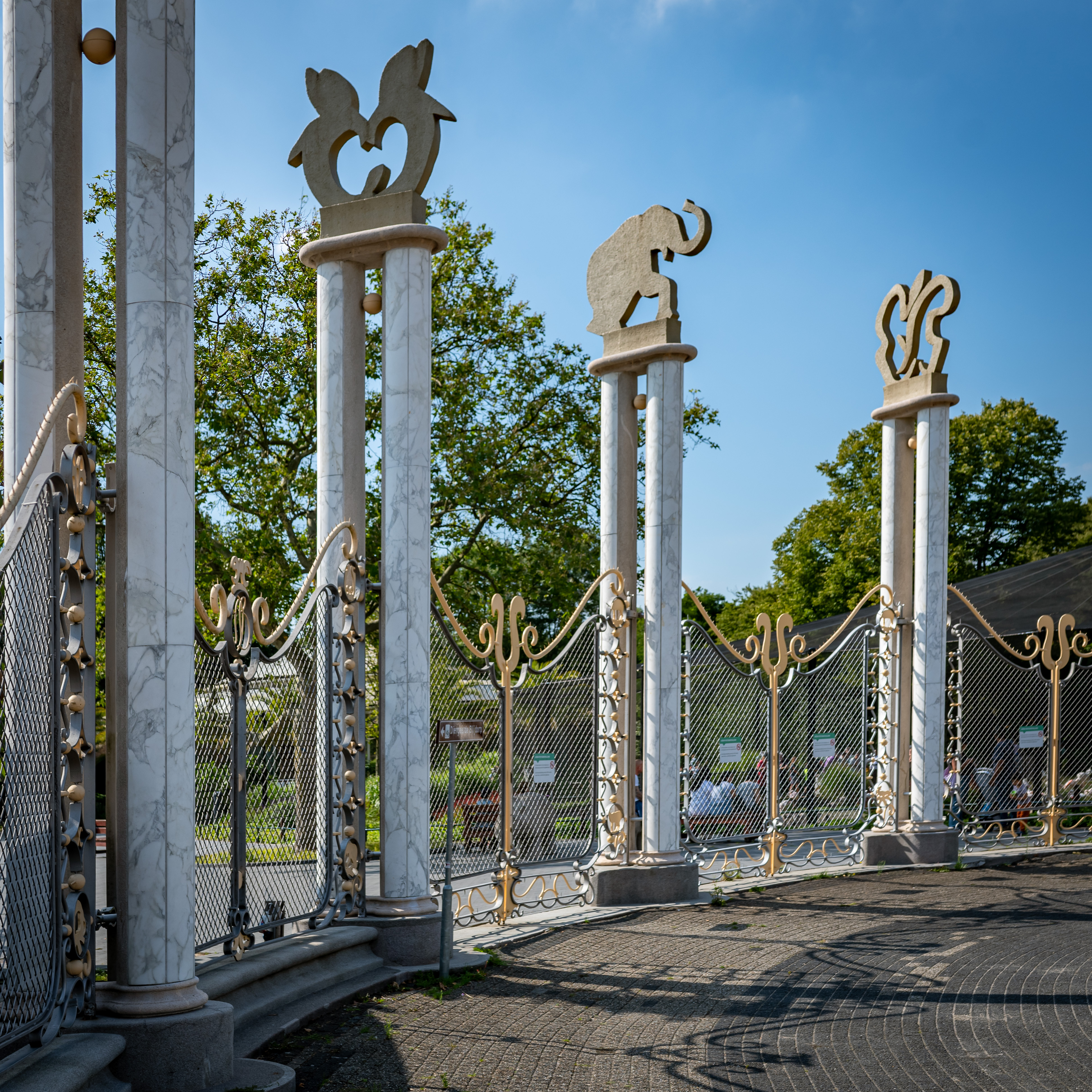 Oude entreehekken aan de kant van de rivierahal