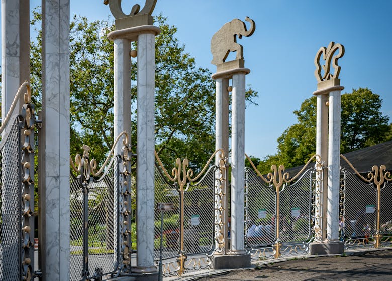 Oude entreehekken aan de kant van de rivierahal