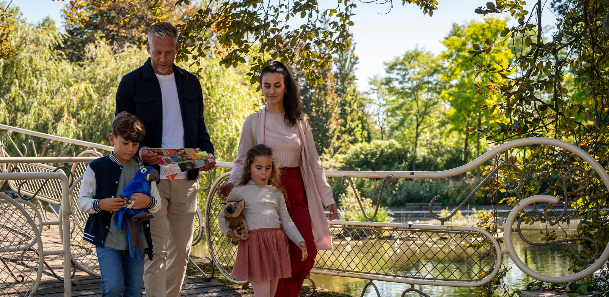 Familie van vier in Diergaarde Blijdorp