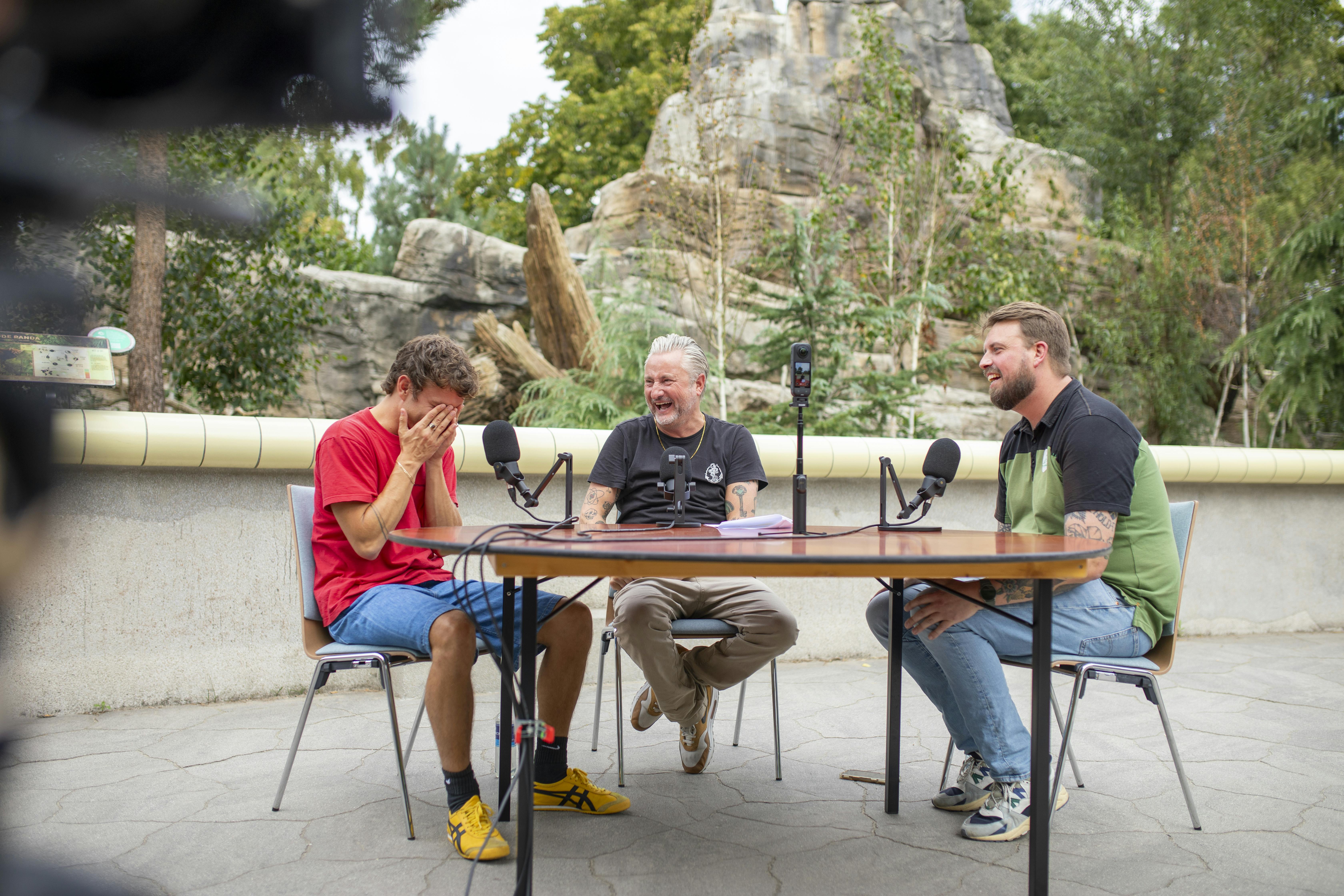Podcasttafel voor de Himalayarots met daaraan Dennis Weening, Jurre Geluk en Blijdorper Jos Hartog