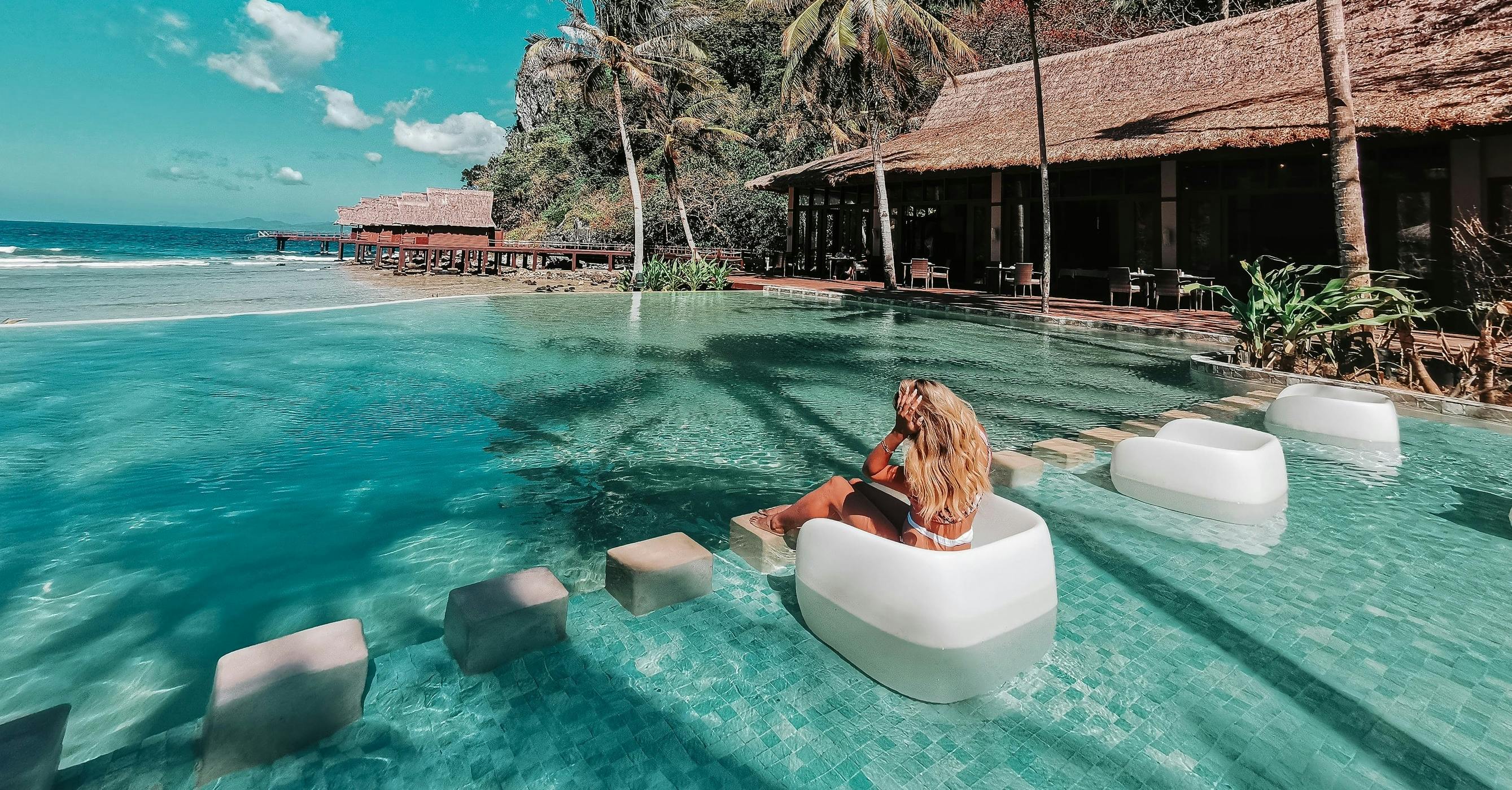 Ragazza seduta in spiaggia